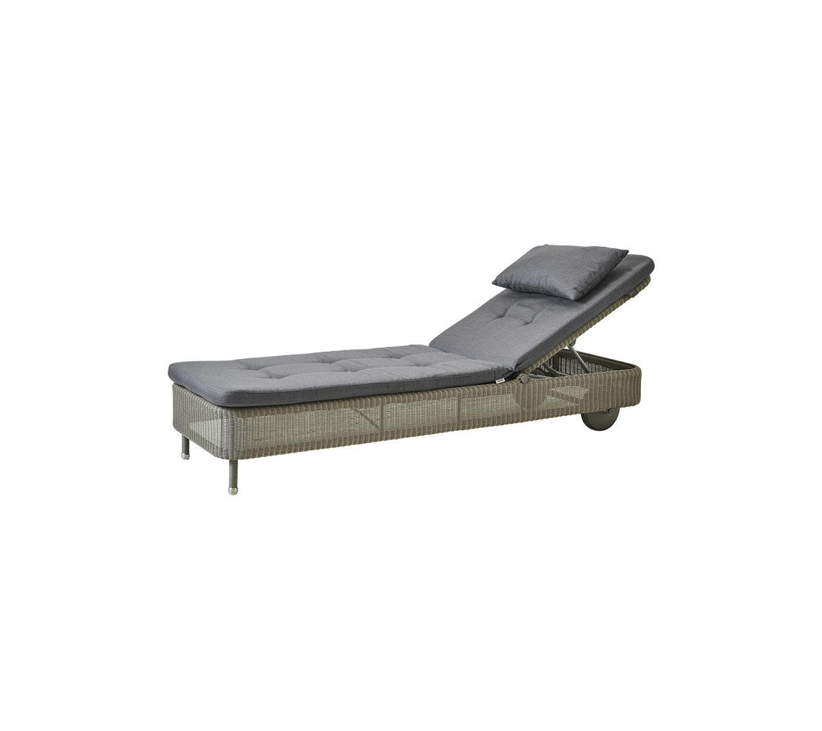 Chaise longue élégante avec un coussin gris, présentant un design épuré et un dossier réglable pour la détente.
