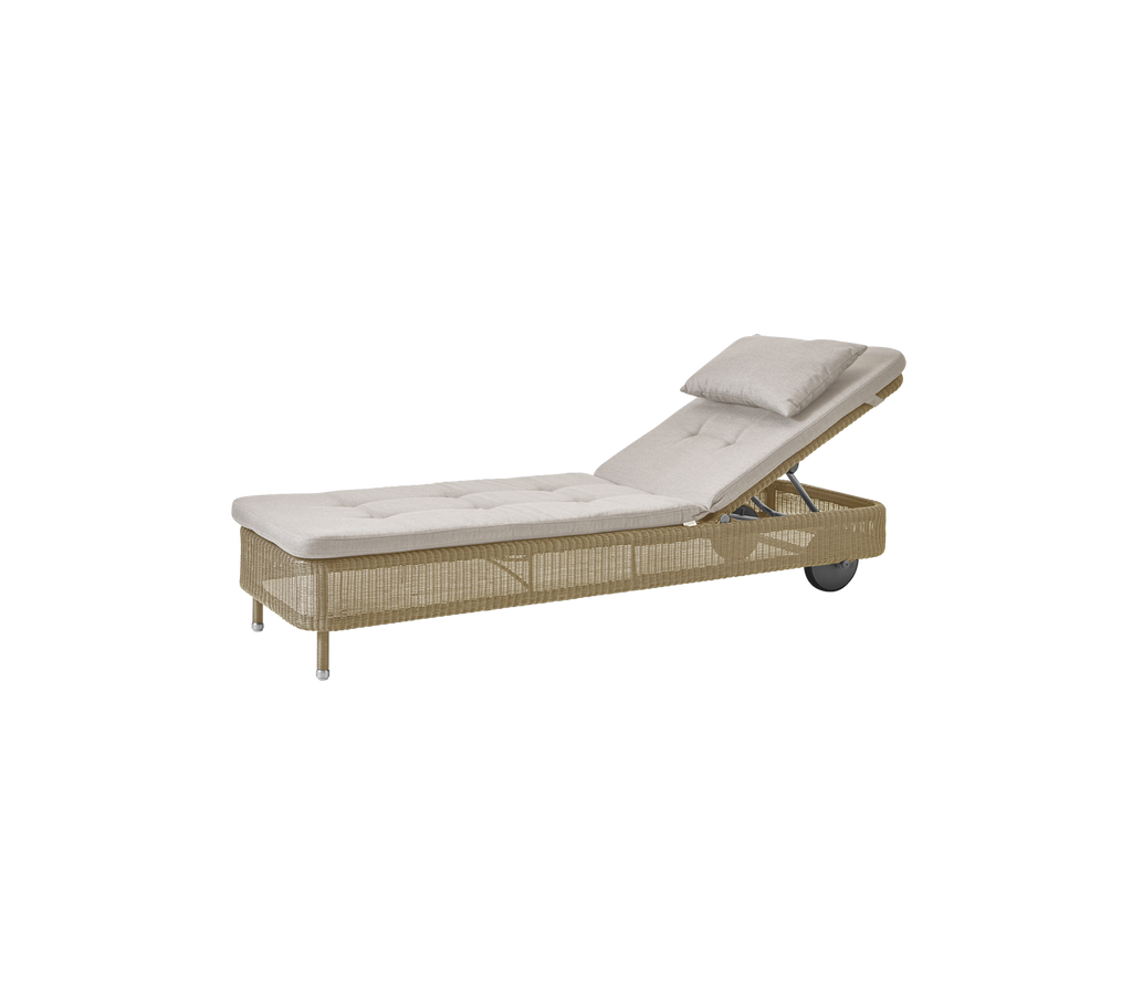 Fauteuil lounge minimaliste avec coussin de couleur sable.