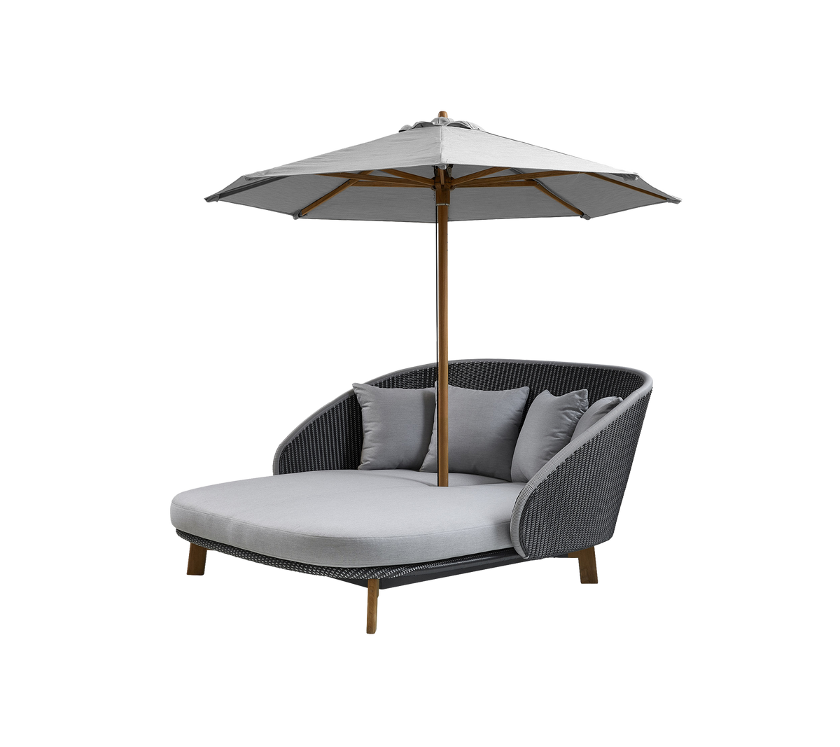 Chaise longue d'extérieur élégante avec un siège rembourré, trois coussins décoratifs et un grand parasol pour l'ombre. Parfait pour se détendre.