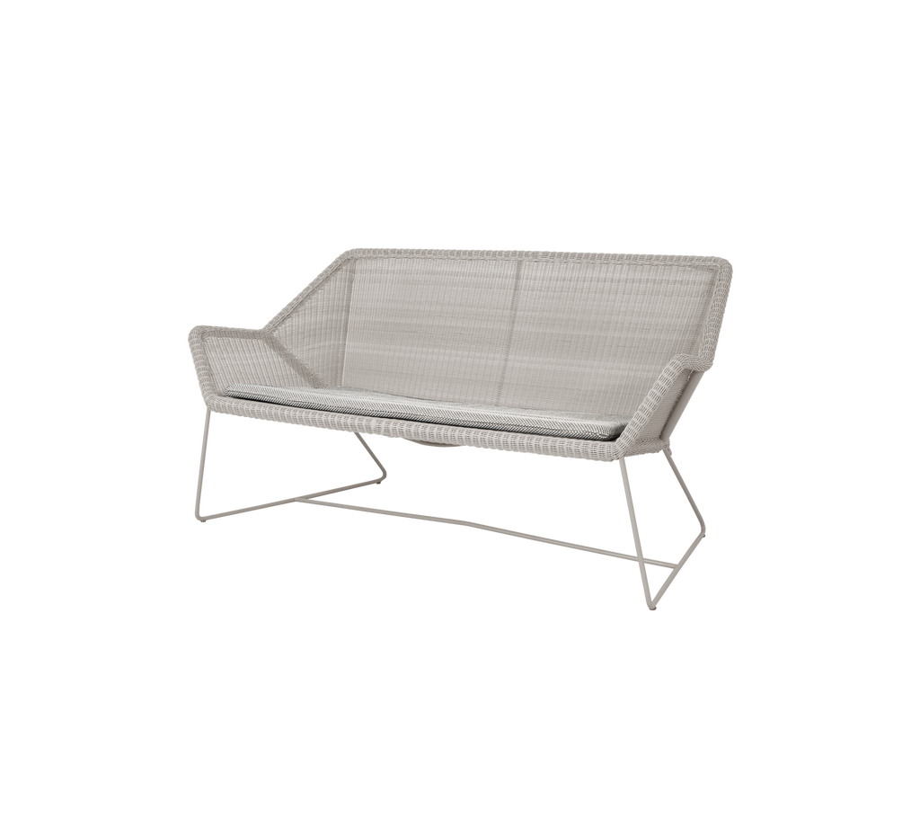 Canapé moderne gris clair au design épuré.