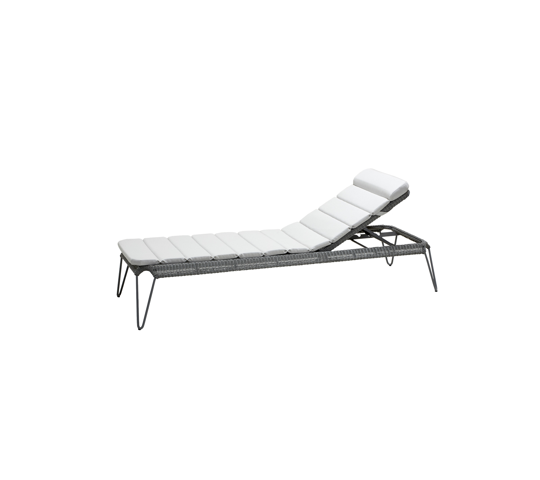 Chaise longue légère et réglable avec un design épuré et des coussins blancs confortables, parfaite pour se détendre et bronzer.