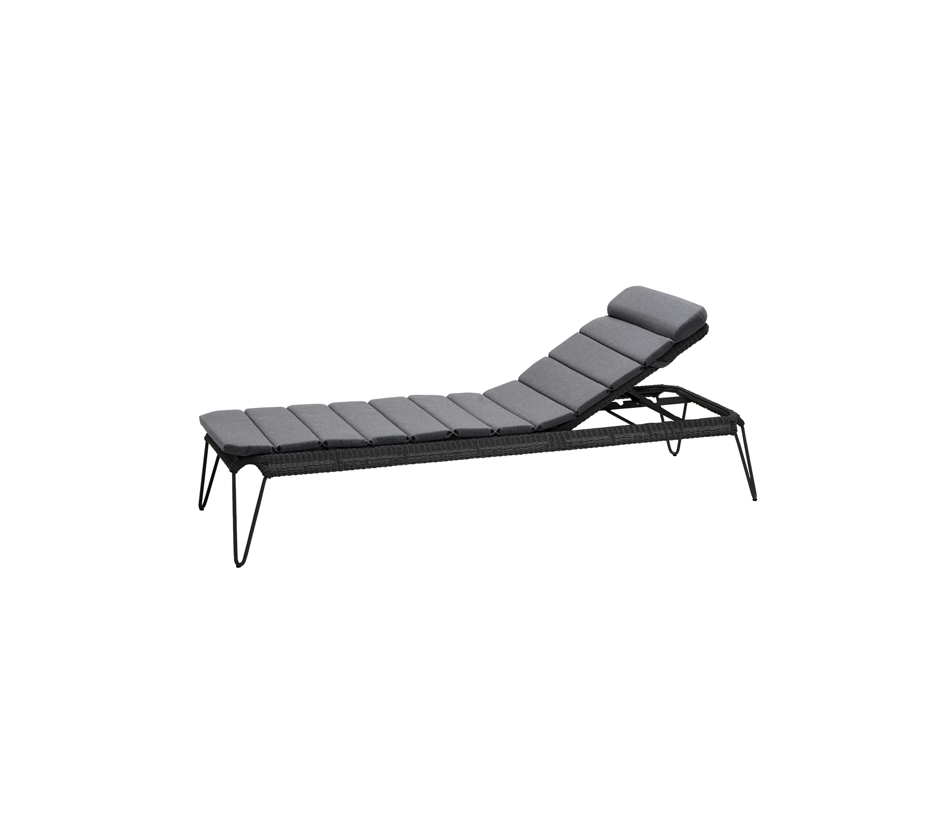 Fauteuil lounge ajustable et élégant avec un design épuré, offrant une surface rembourrée confortable et un cadre solide.