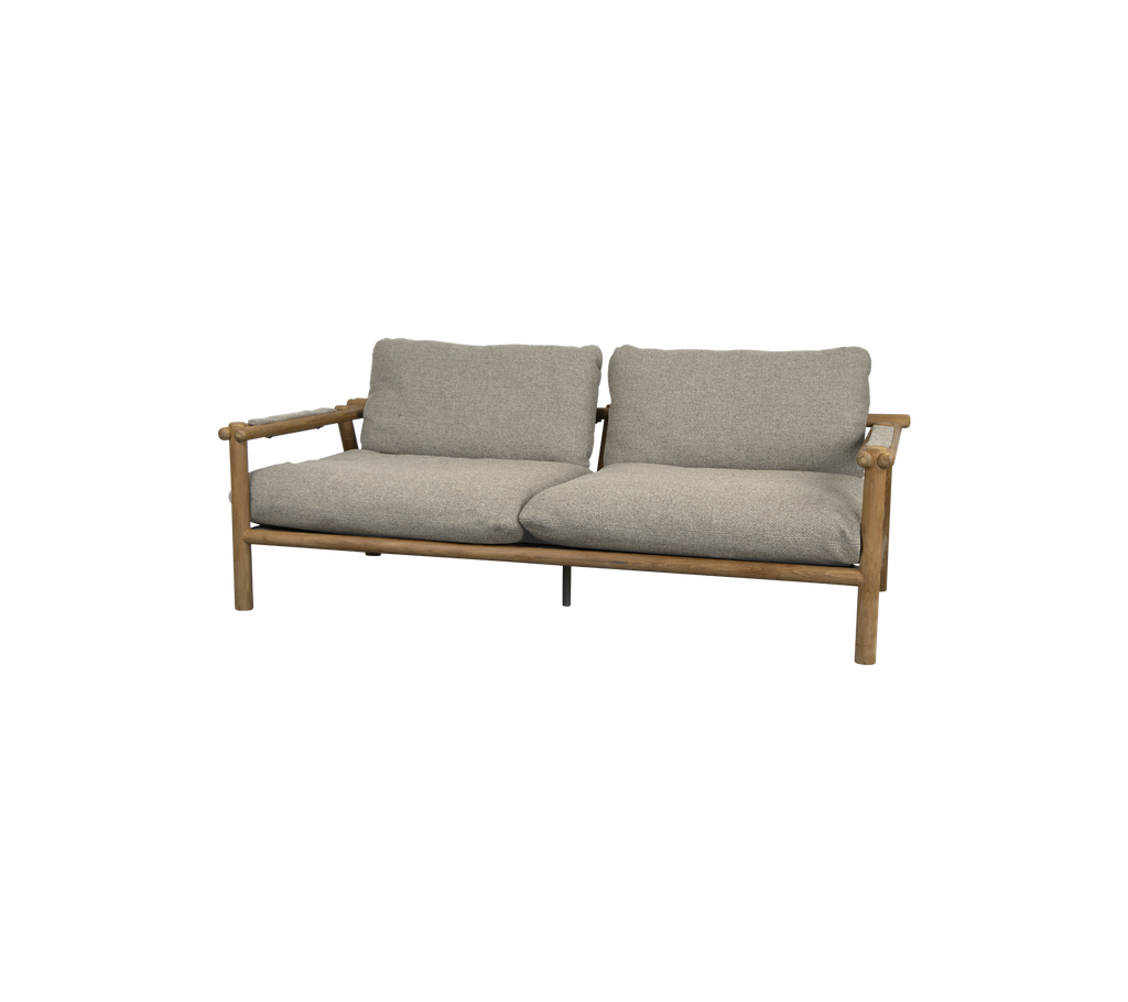 Canapé en teck moderne avec des coussins beige clair dans un cadre de salon.