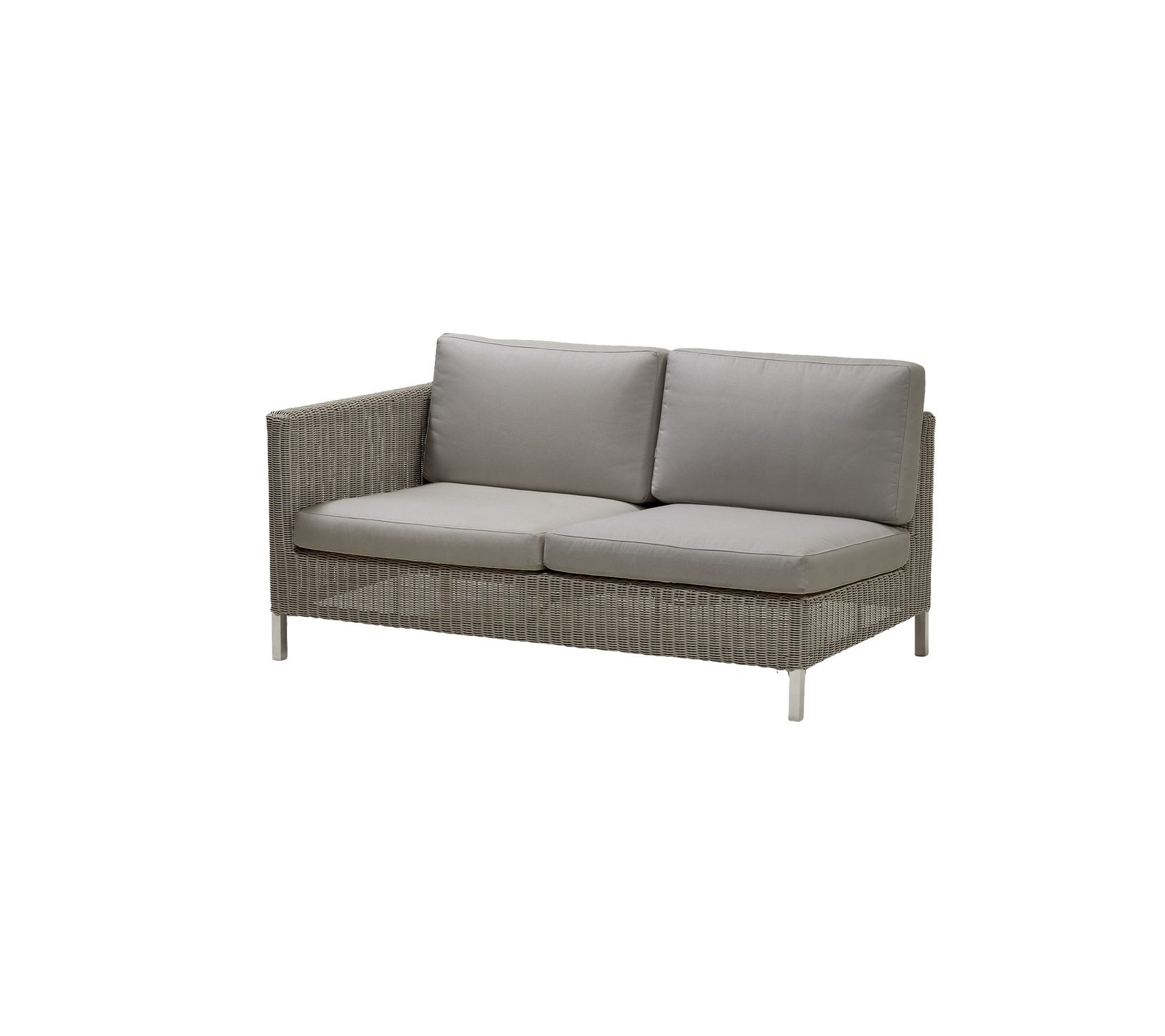 Canapé élégant avec un cadre tissé et des coussins gris moelleux, offrant confort et design moderne pour les arrangements de sièges.