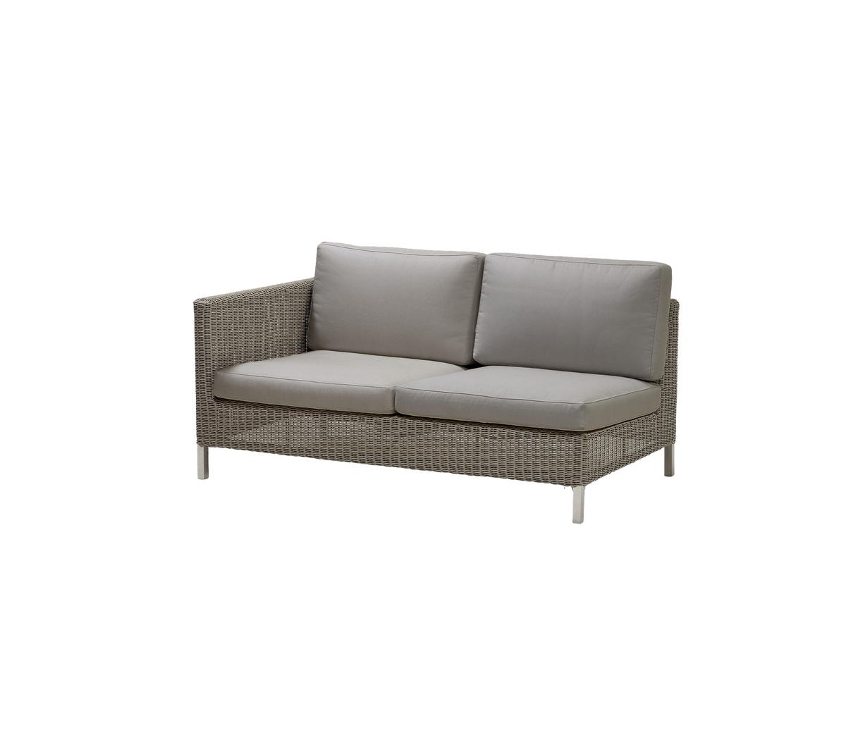 Canapé élégant avec un cadre tissé et des coussins gris moelleux, offrant confort et design moderne pour les arrangements de sièges.