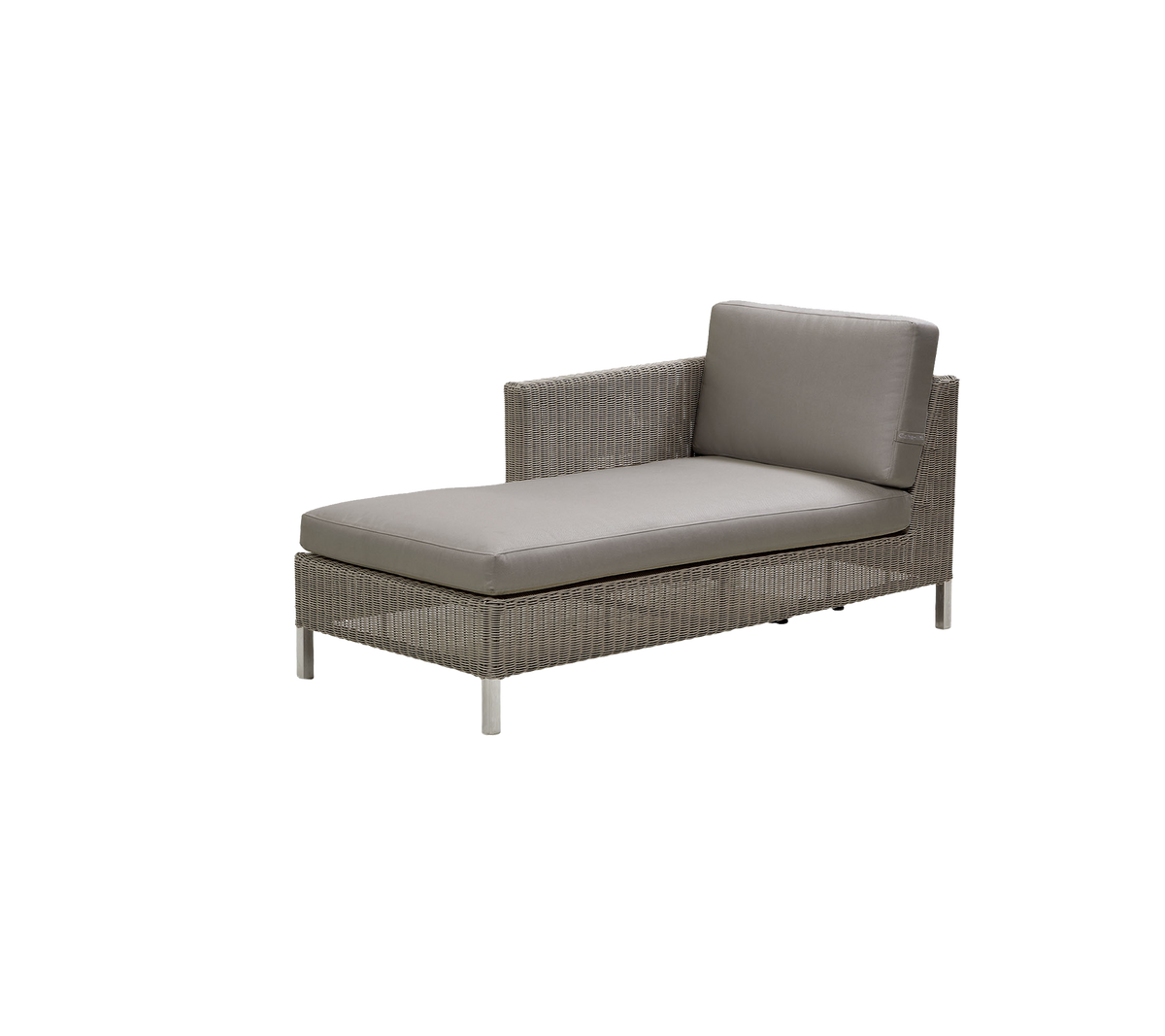 Fauteuil élégant avec un cadre tissé et un coussin gris moelleux, parfait pour la détente et les espaces extérieurs.