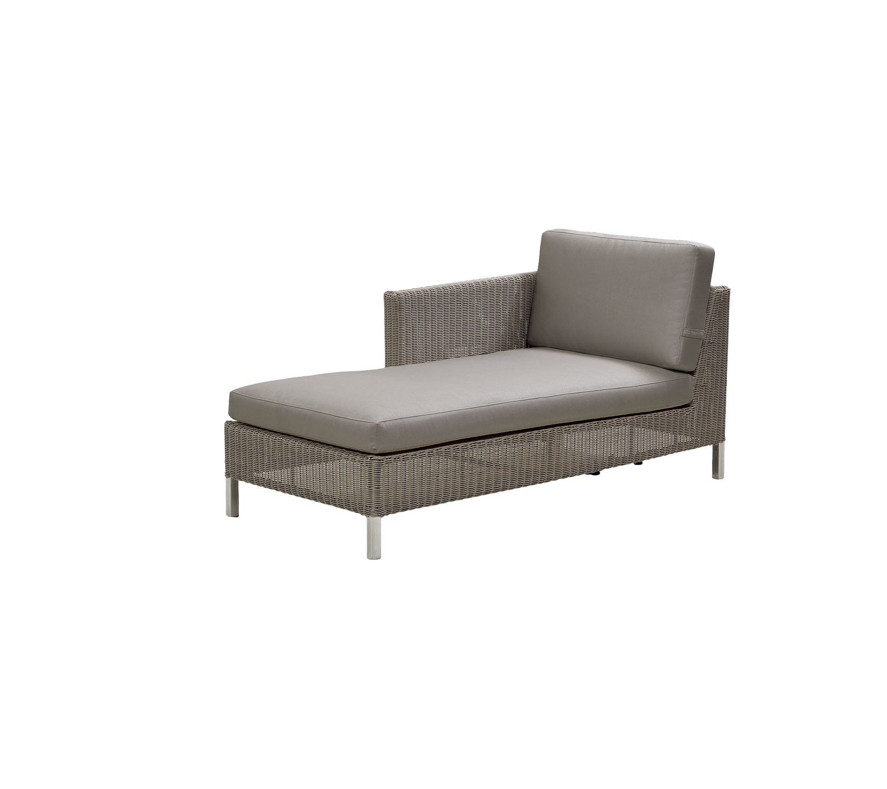 Fauteuil élégant avec un cadre tissé et un coussin gris moelleux, parfait pour la détente et les espaces extérieurs.