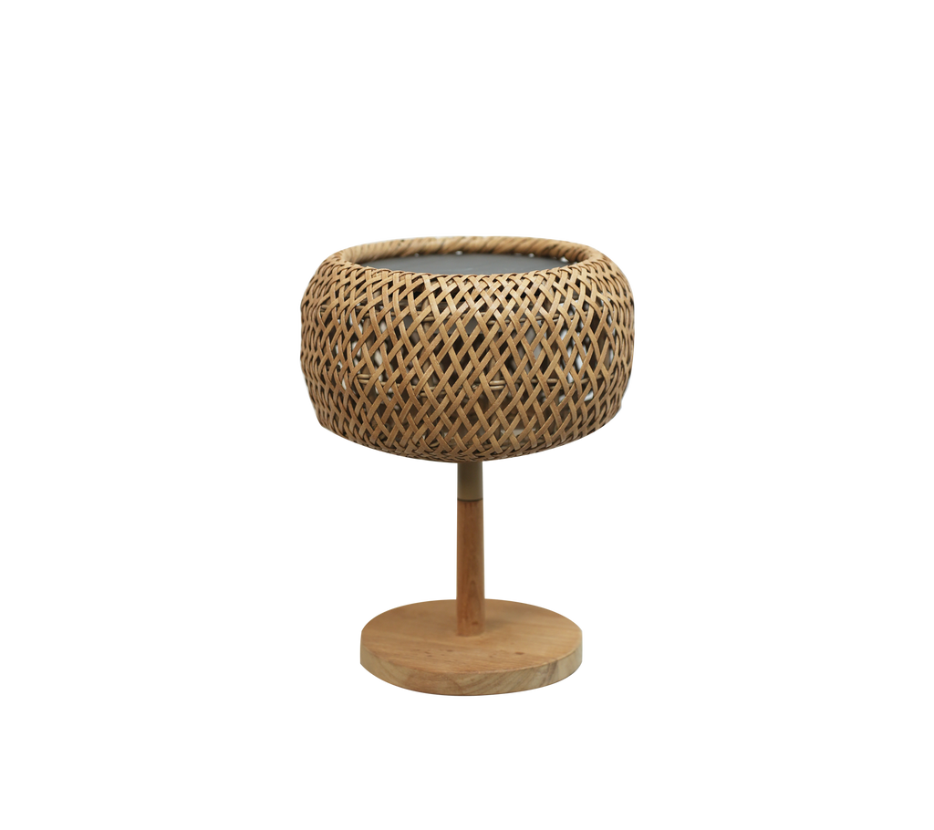 Vase naturelle moderne avec un design tressé et une base ronde.