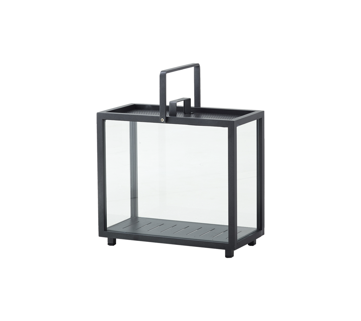 Une lanterne décorative avec un corps en verre et un cadre en métal, dotée d'une poignée pour un transport facile. Idéale pour tenir des bougies ou des lumières.