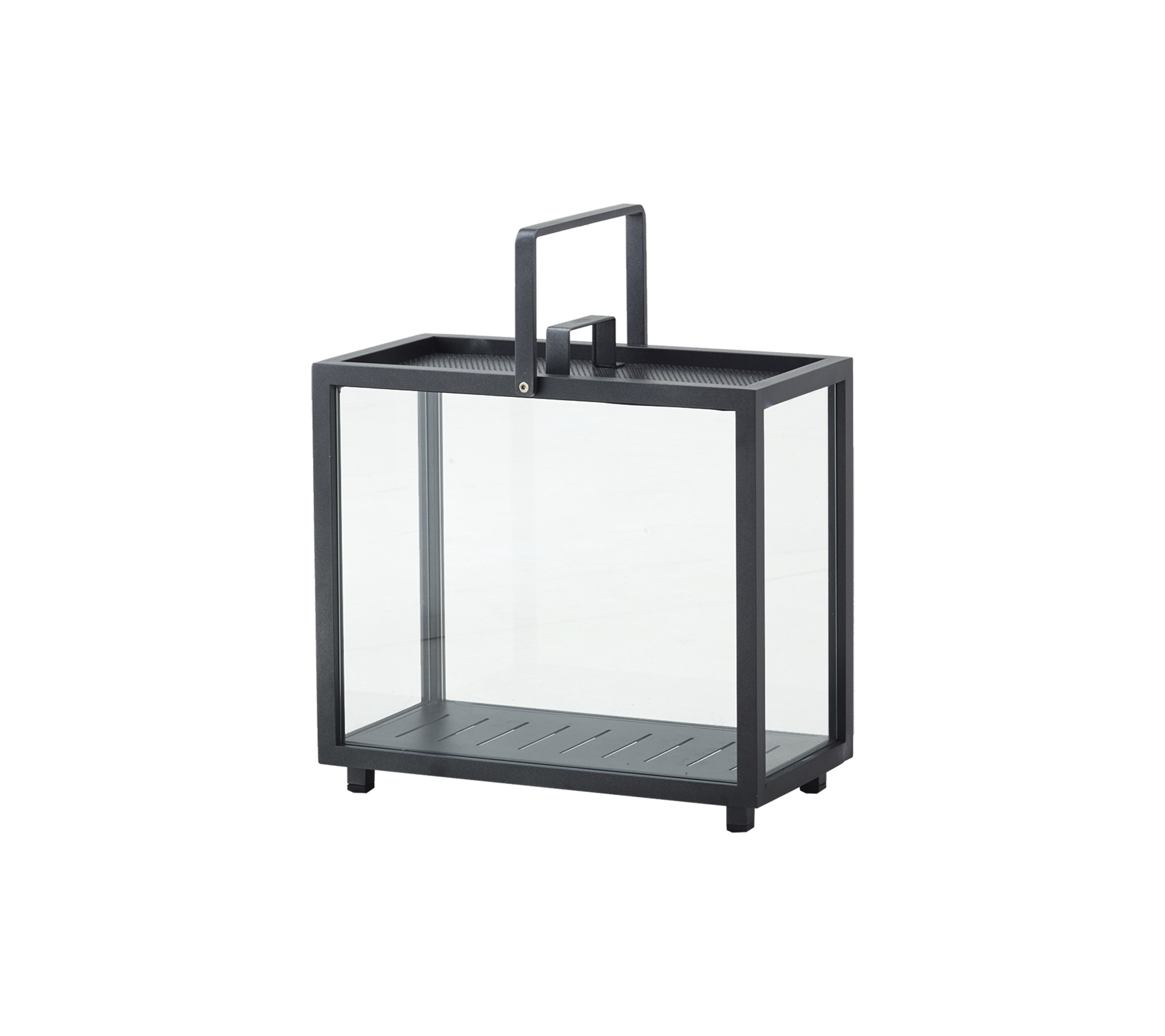 Une lanterne décorative avec un corps en verre et un cadre en métal, dotée d'une poignée pour un transport facile. Idéale pour tenir des bougies ou des lumières.