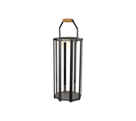 Une lanterne cylindrique avec un cadre en métal à barres verticales et une poignée en bois, conçue pour un éclairage LED.