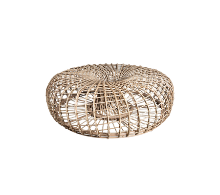 Pouf rond en fibres naturelles tissées avec un design texturé, parfait comme pièce d'accent polyvalente pour n'importe quel espace.