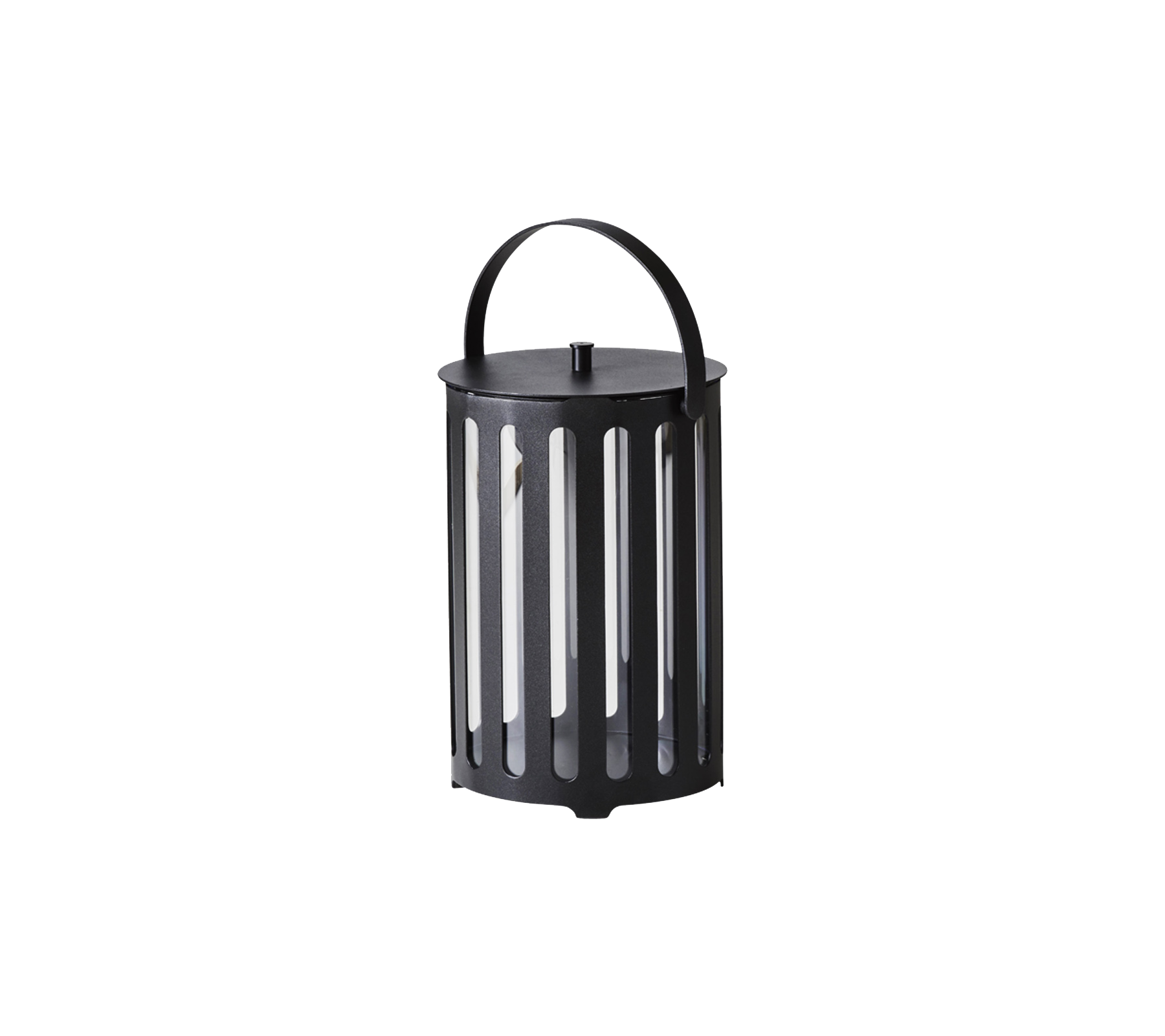 Lanterne noire avec un design cylindrique, des fentes verticales et une poignée pour un transport facile. Convient pour un éclairage décoratif.