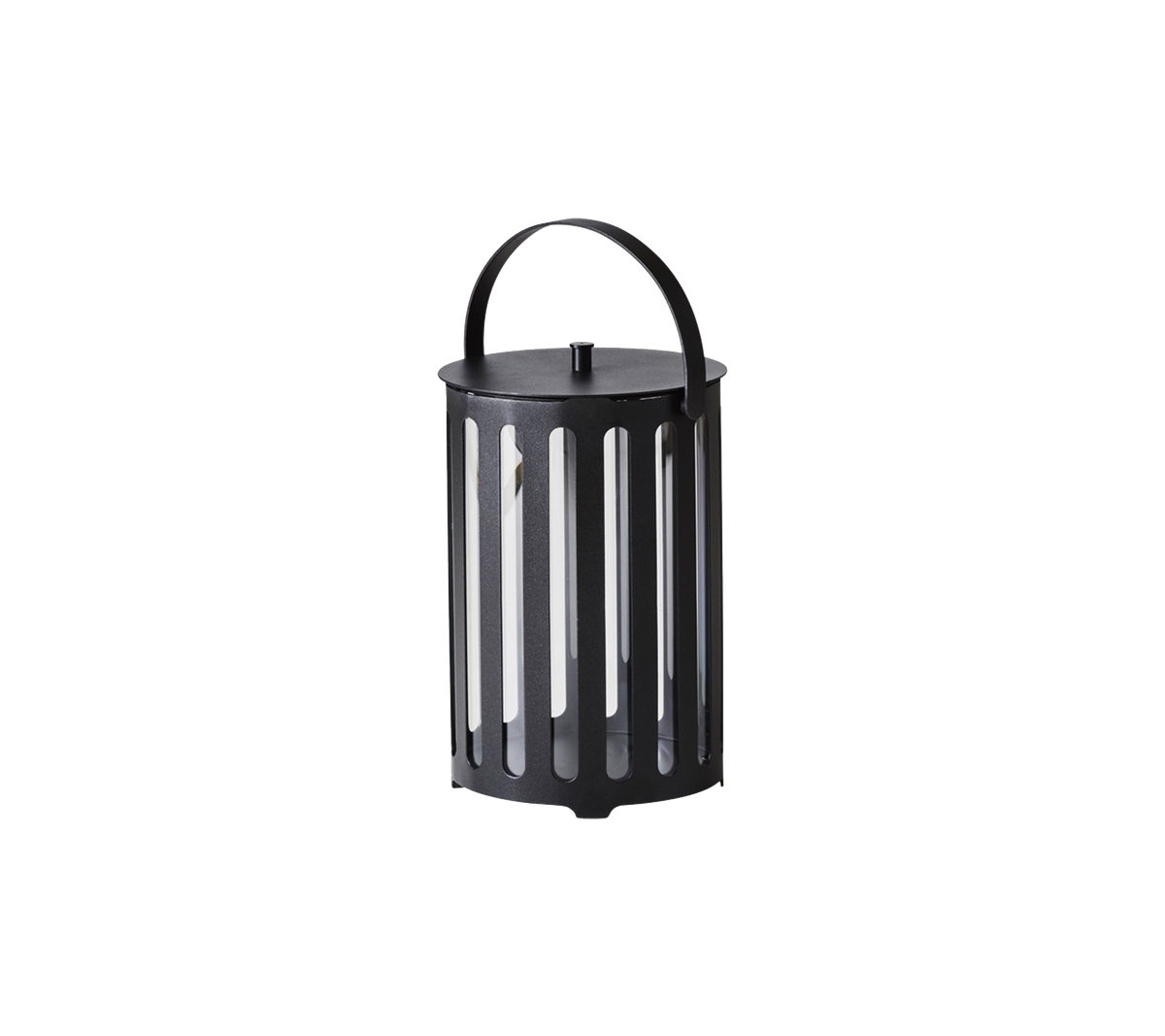 Lanterne noire avec un design cylindrique, des fentes verticales et une poignée pour un transport facile. Convient pour un éclairage décoratif.