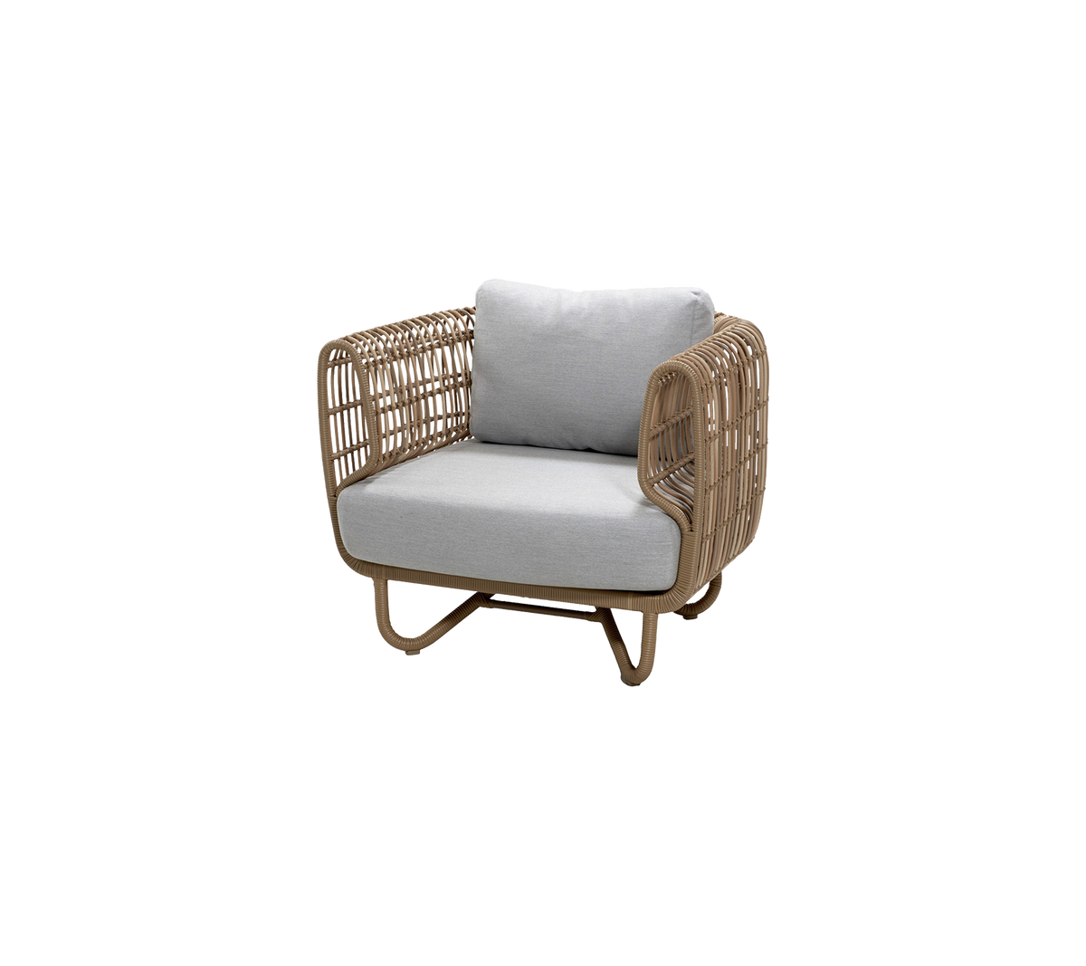 Fauteuil élégant avec un cadre en osier et un coussin gris confortable, parfait pour un coin cosy dans n'importe quel espace.