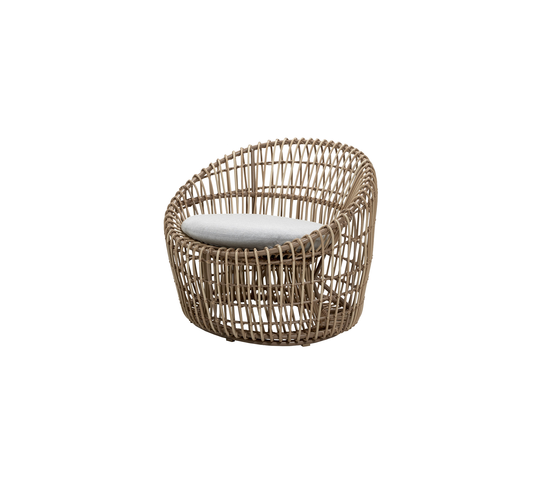 Chaise lounge tissée moderne avec un design arrondi et un coussin de couleur claire pour plus de confort. Idéale pour un siège élégant.