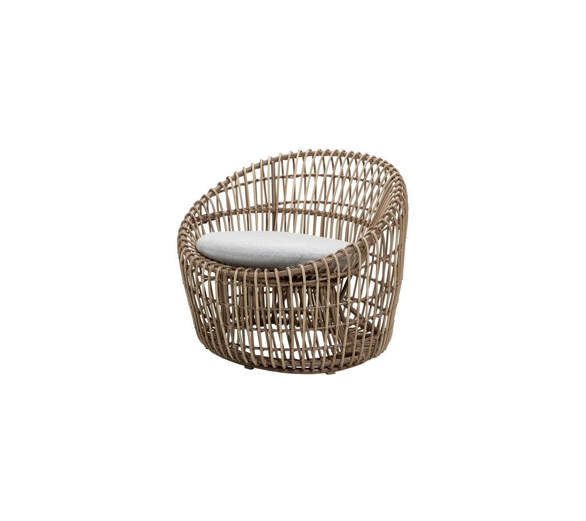 Chaise lounge tissée moderne avec un design arrondi et un coussin de couleur claire pour plus de confort. Idéale pour un siège élégant.