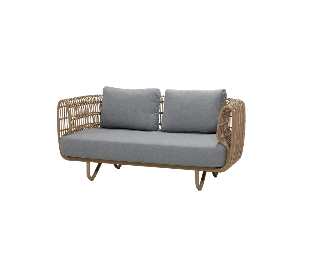 Canapé naturel avec des coussins gris dans un cadre de salon moderne.