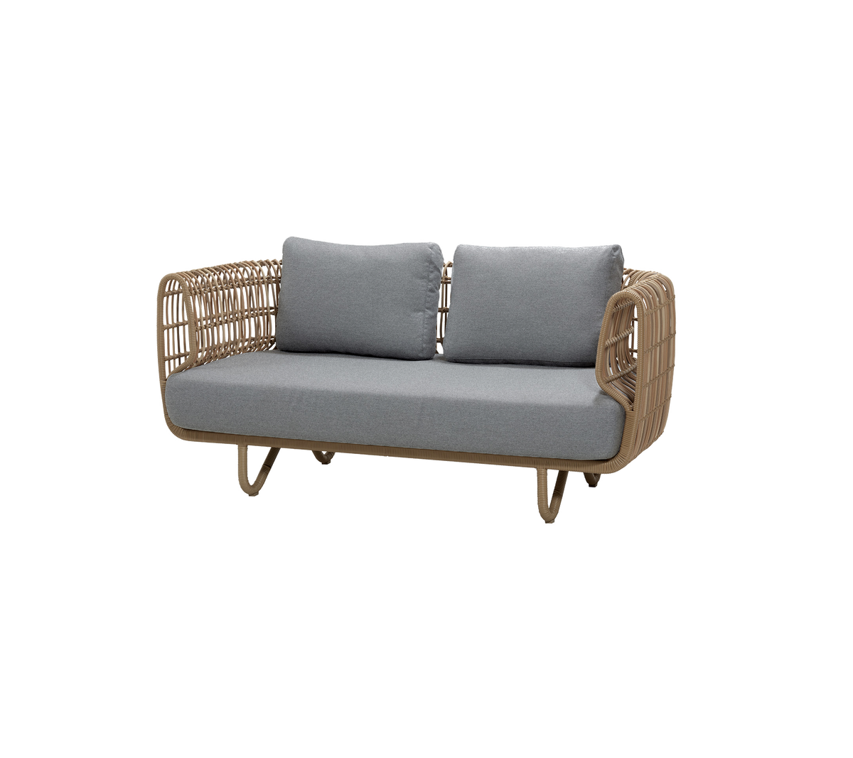 Canapé naturel avec des coussins gris dans un cadre de salon moderne.
