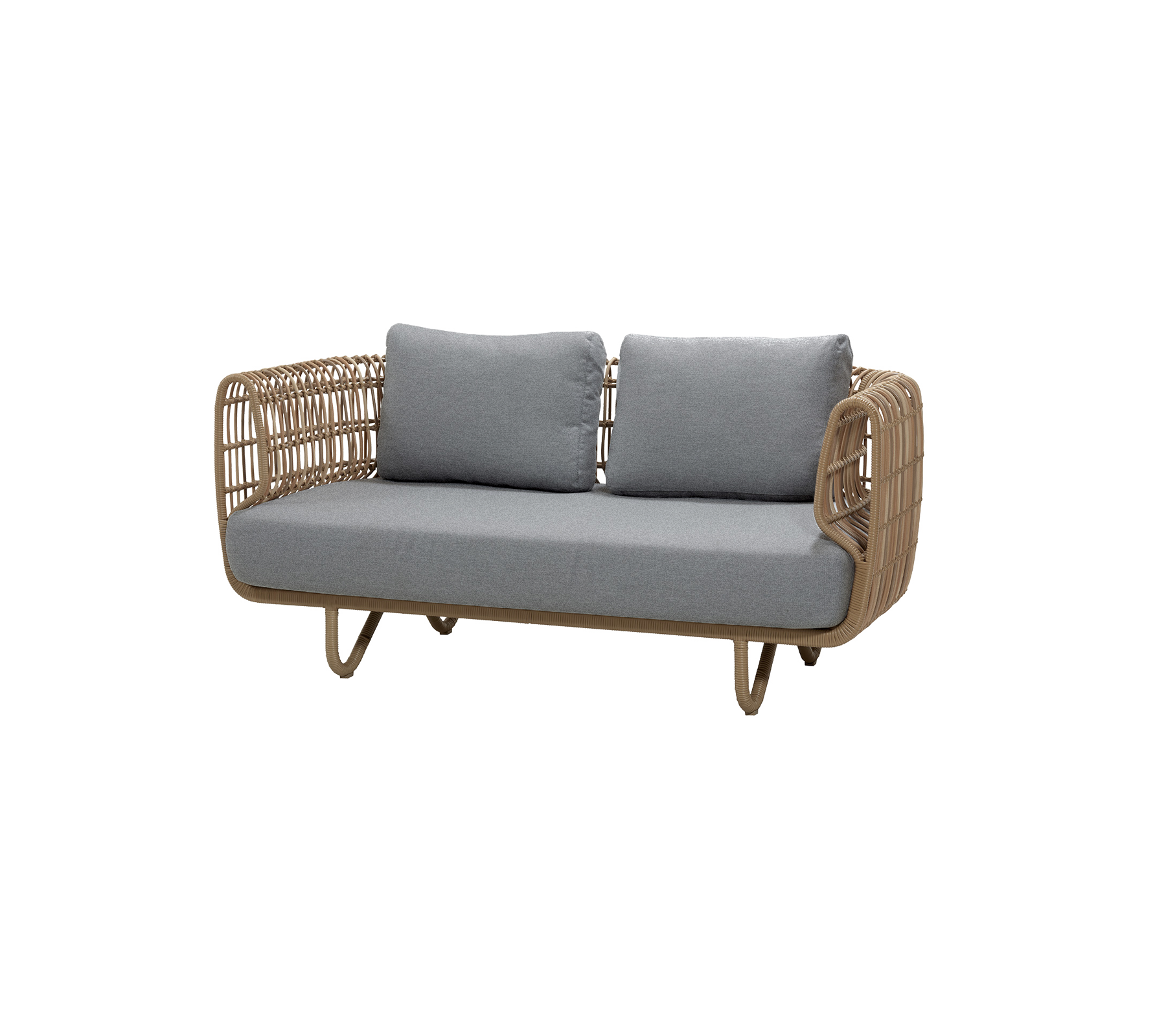 Canapé naturel avec des coussins gris dans un cadre de salon moderne.