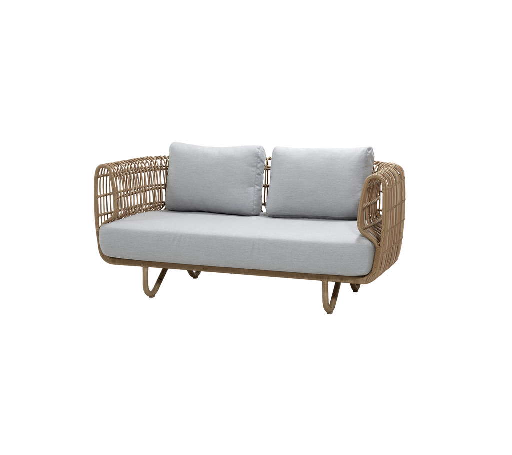 Canapé deux places avec un design tissé et des coussins gris clair, offrant une option d'assise élégante et confortable.