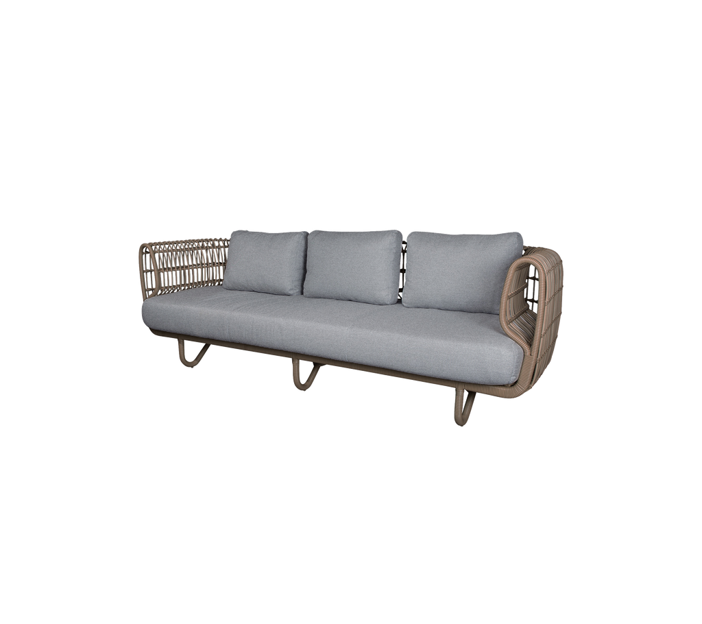 Canapé moderne avec des coussins gris dans un design élégant.