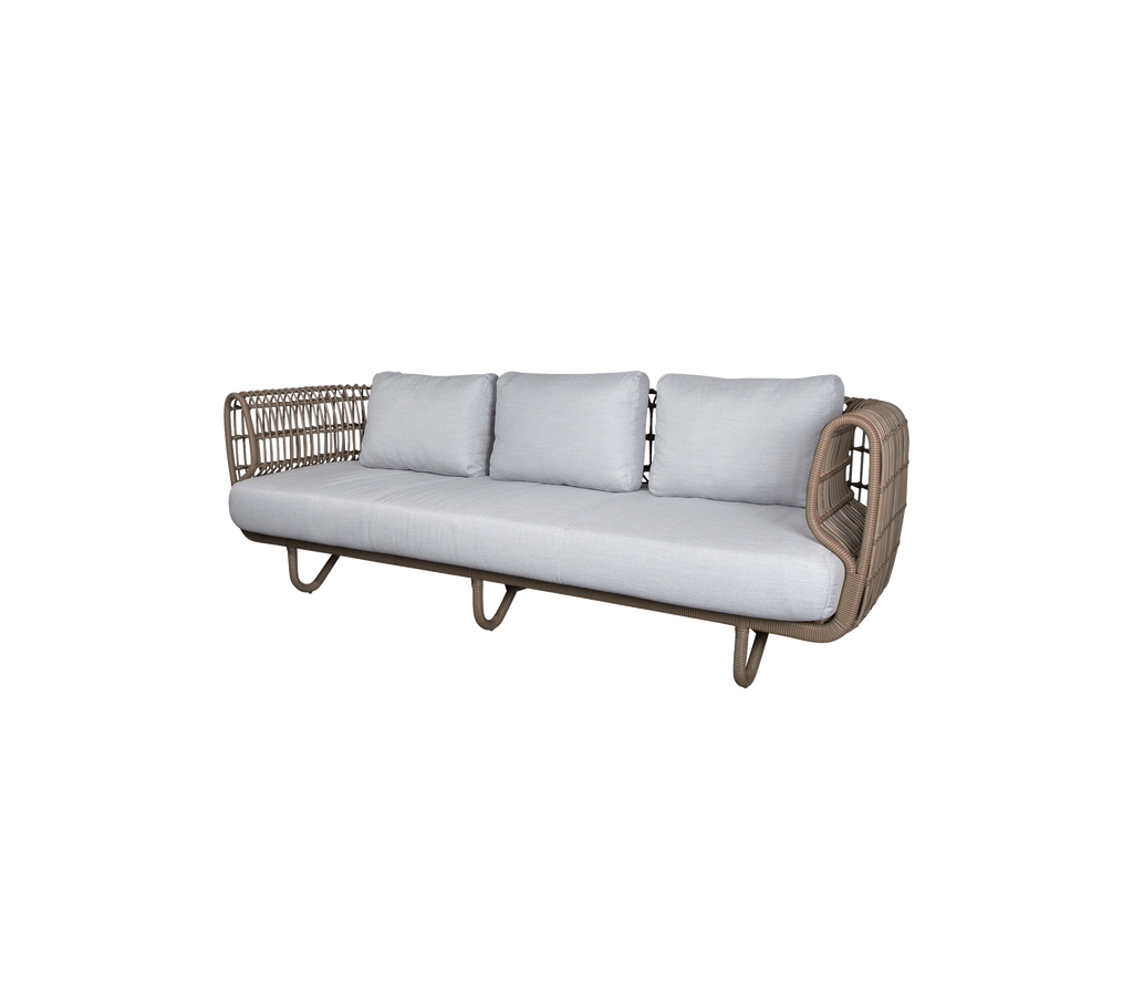 Canapé trois places avec une structure tissée et des coussins gris clair, offrant une option d'assise moderne et confortable.