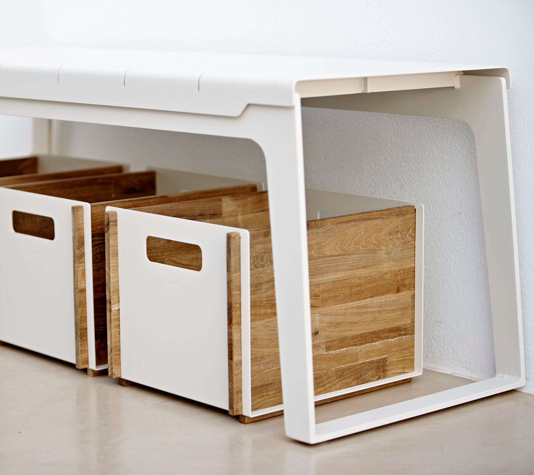 Unité de stockage moderne avec un cadre blanc élégant et des boîtes en bois, parfaite pour l'organisation et la décoration minimaliste.