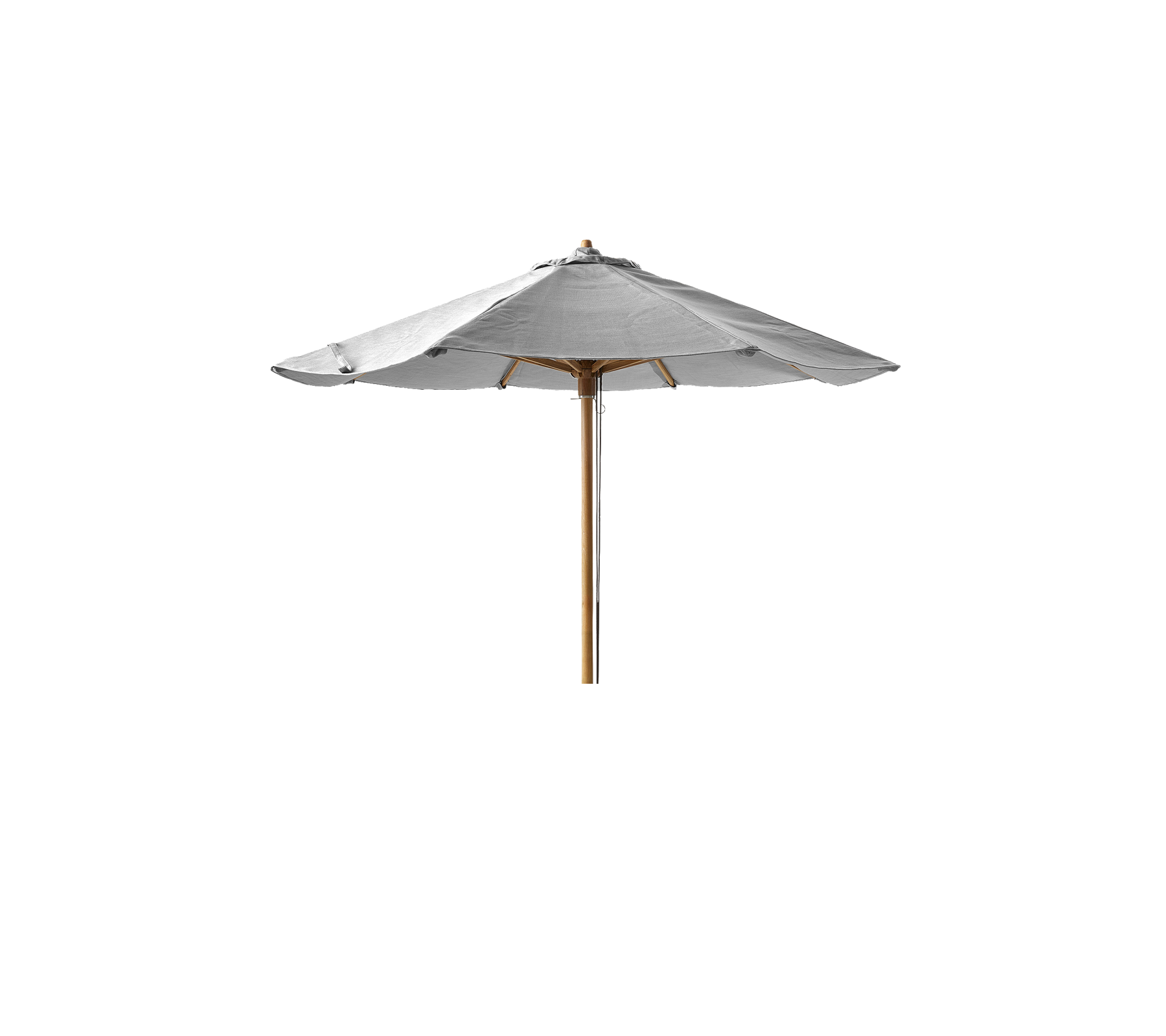 Un parapluie de couleur claire avec un mât en bois, conçu pour l'ombre et la détente en extérieur.