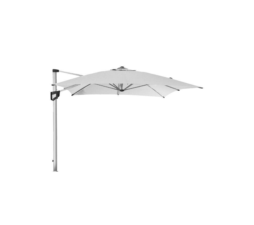 Un parasol cantilever élégant et blanc avec un poteau en argent robuste, offrant ombre et style pour les espaces extérieurs.
