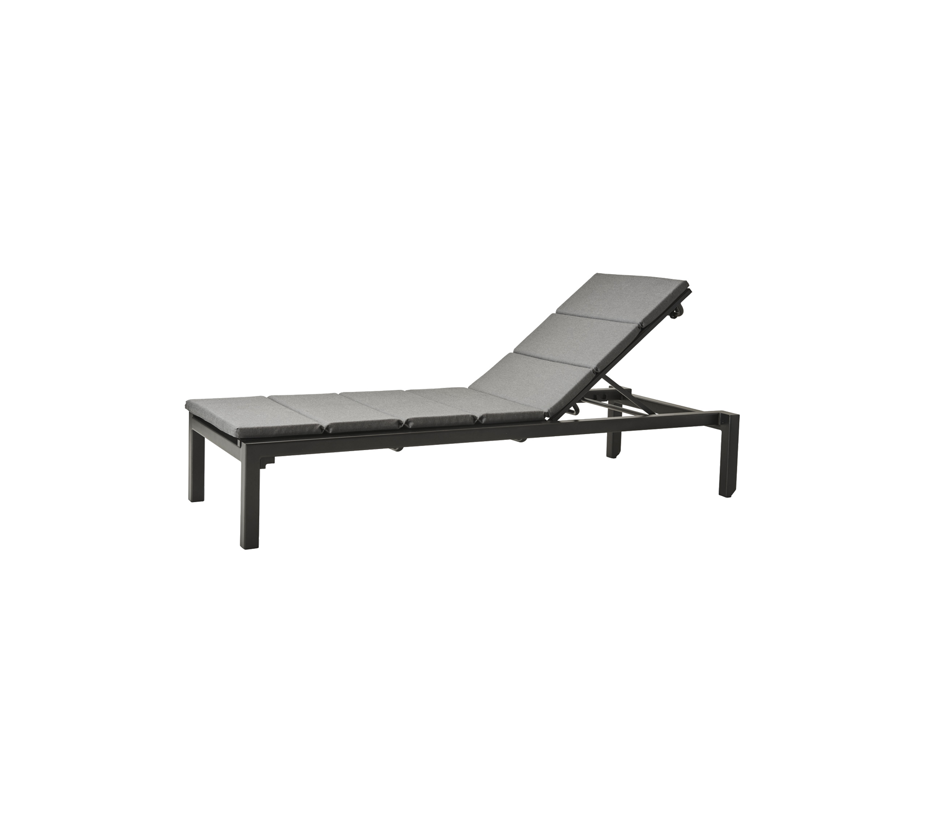 Chaise longue contemporaine réglable avec un cadre noir élégant et une surface rembourrée pour le confort et la détente.