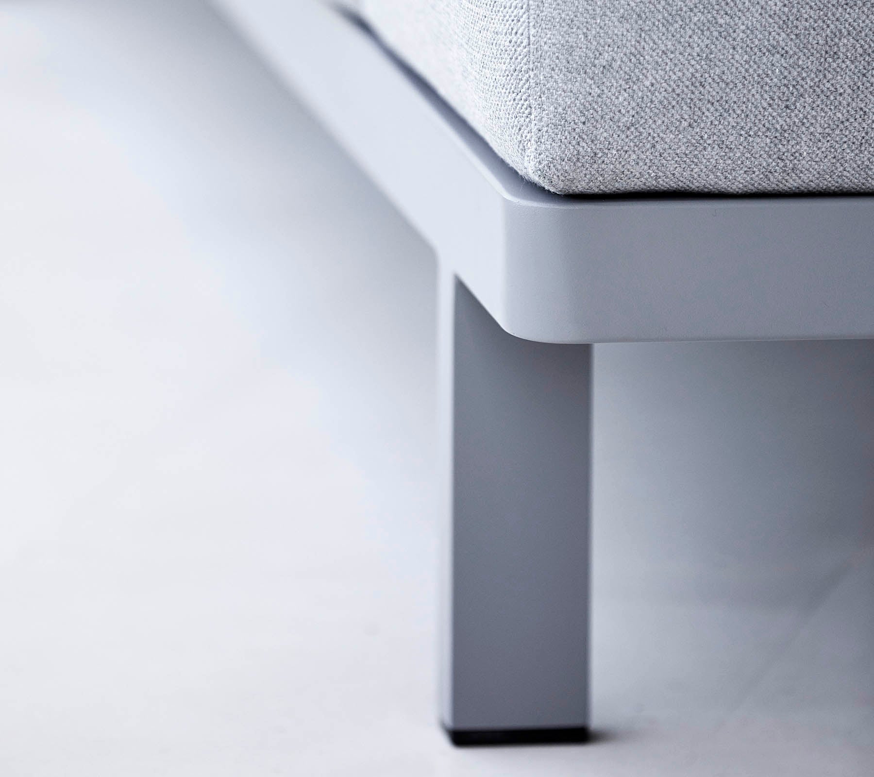 Pied de meuble contemporain au design épuré, avec une finition lisse et un style minimaliste qui complète l'esthétique moderne.