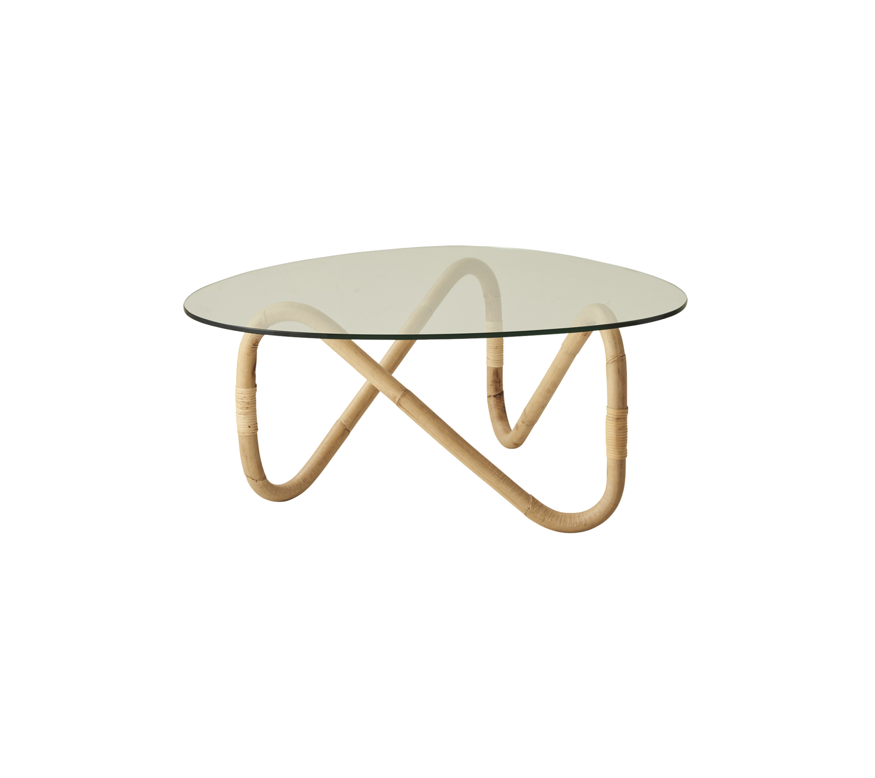 Table basse avec un plateau en verre rond soutenu par une élégante base en bambou ondulée, alliant design moderne et matériaux naturels.
