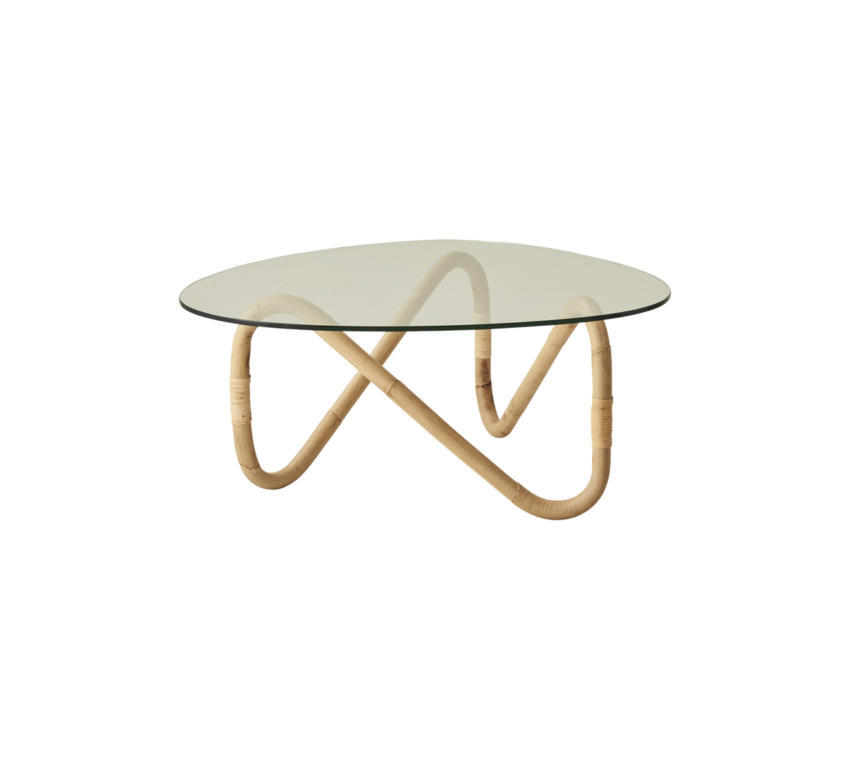 Table basse avec un plateau en verre rond soutenu par une élégante base en bambou ondulée, alliant design moderne et matériaux naturels.