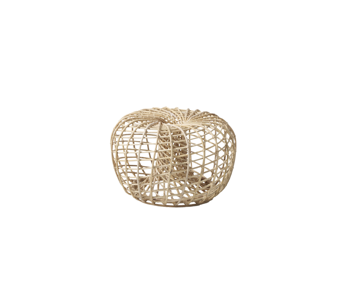 Siège en forme de panier tissé naturel avec un design circulaire, présentant une structure ouverte et aérienne dans une teinte claire. Idéal pour une décoration polyvalente.