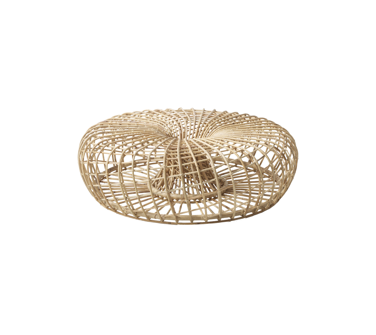Pouf rond en rotin tressé avec un design en spirale, apportant une touche naturelle et stylée à divers environnements.