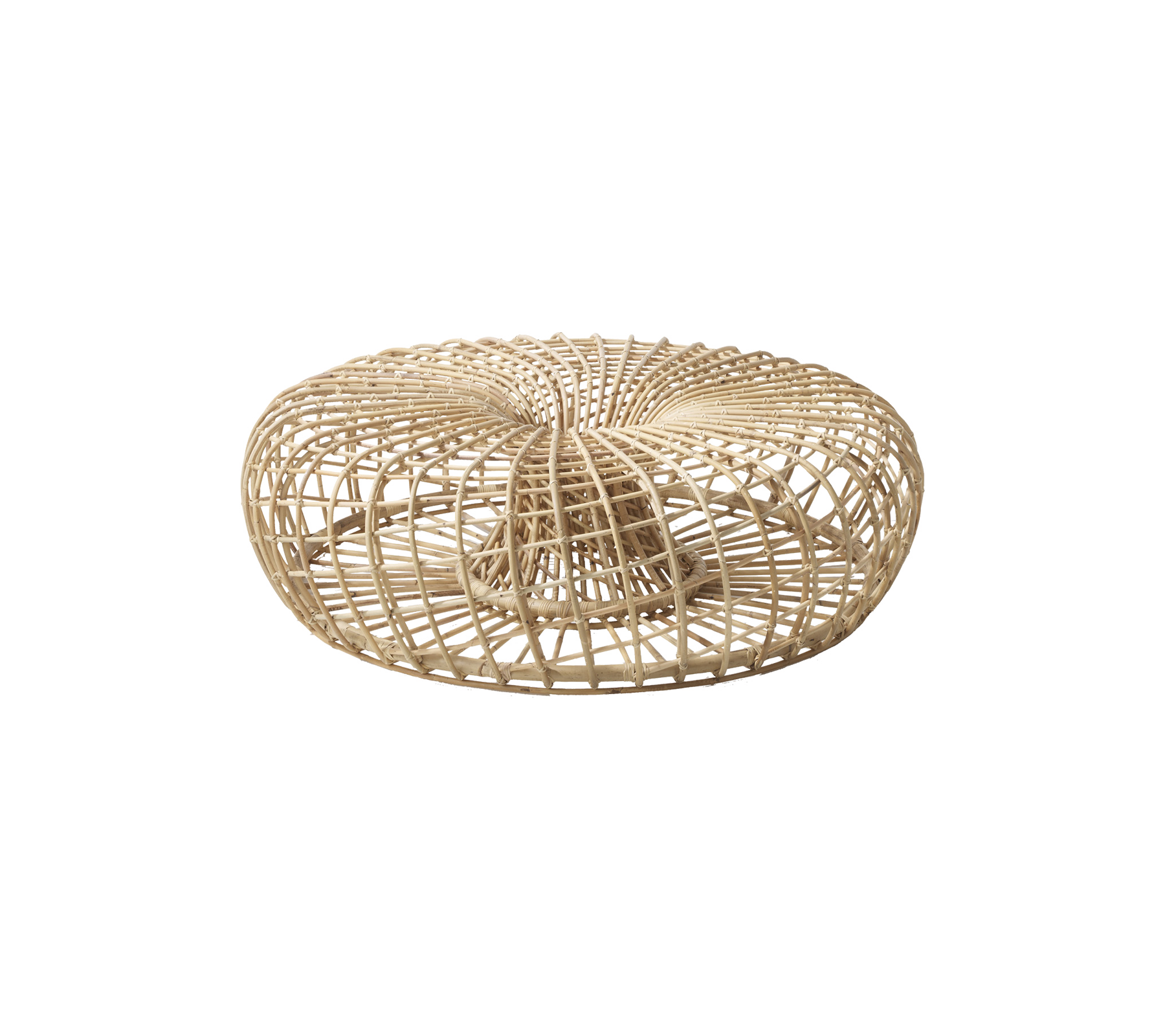 Pouf rond en rotin tressé avec un design en spirale, apportant une touche naturelle et stylée à divers environnements.