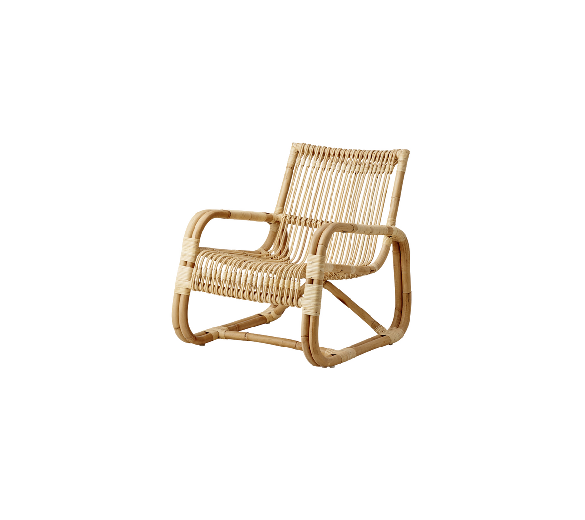 Chaise en rotin élégante au design moderne, dotée d'un siège et d'un dossier tissés, et d'un cadre robuste pour le confort et le soutien.