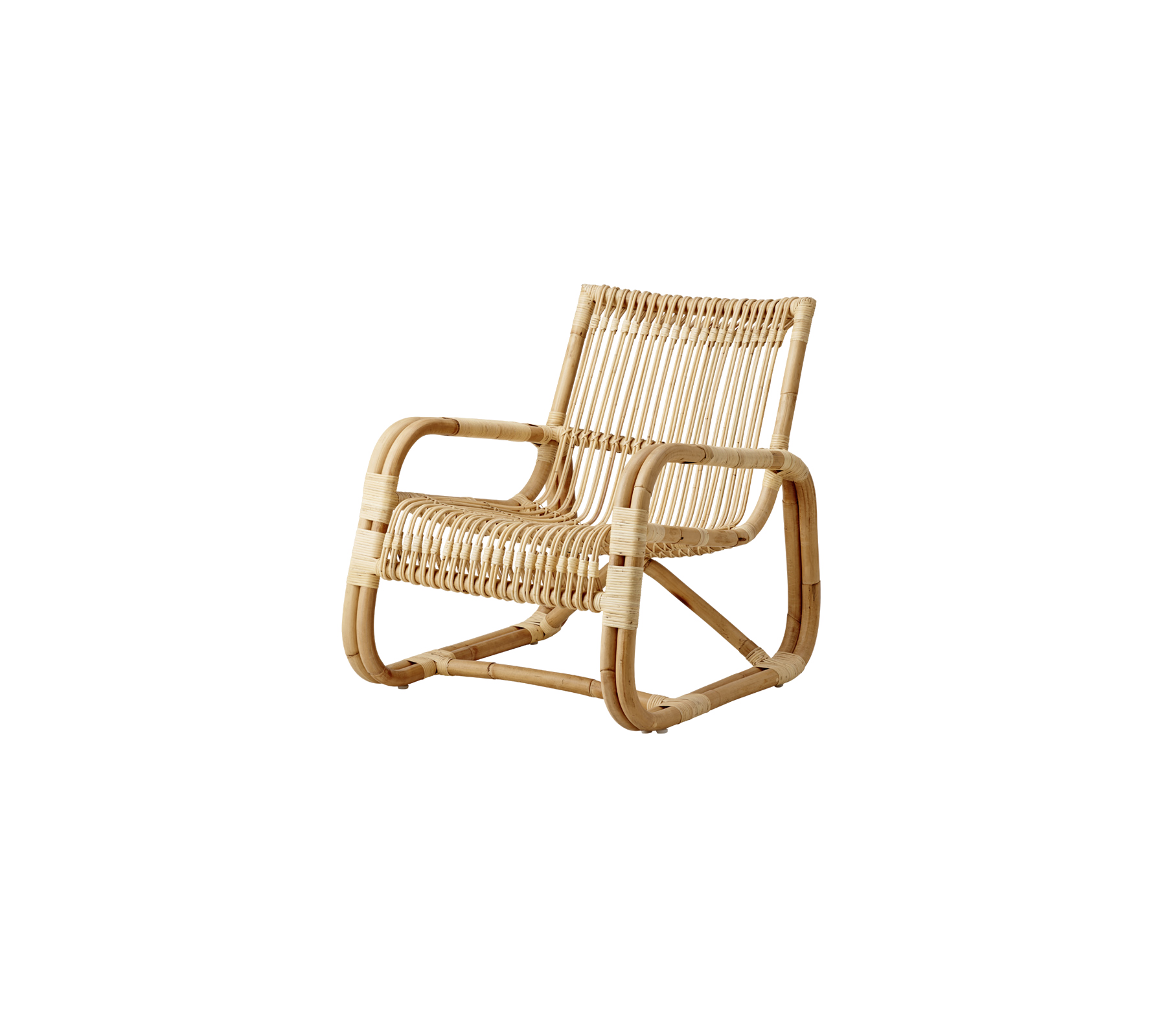Chaise en rotin élégante au design moderne, dotée d'un siège et d'un dossier tissés, et d'un cadre robuste pour le confort et le soutien.