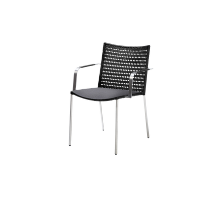 Chaise noire élégante avec un dos et un siège tissés, dotée de pieds en métal fins pour un look moderne.