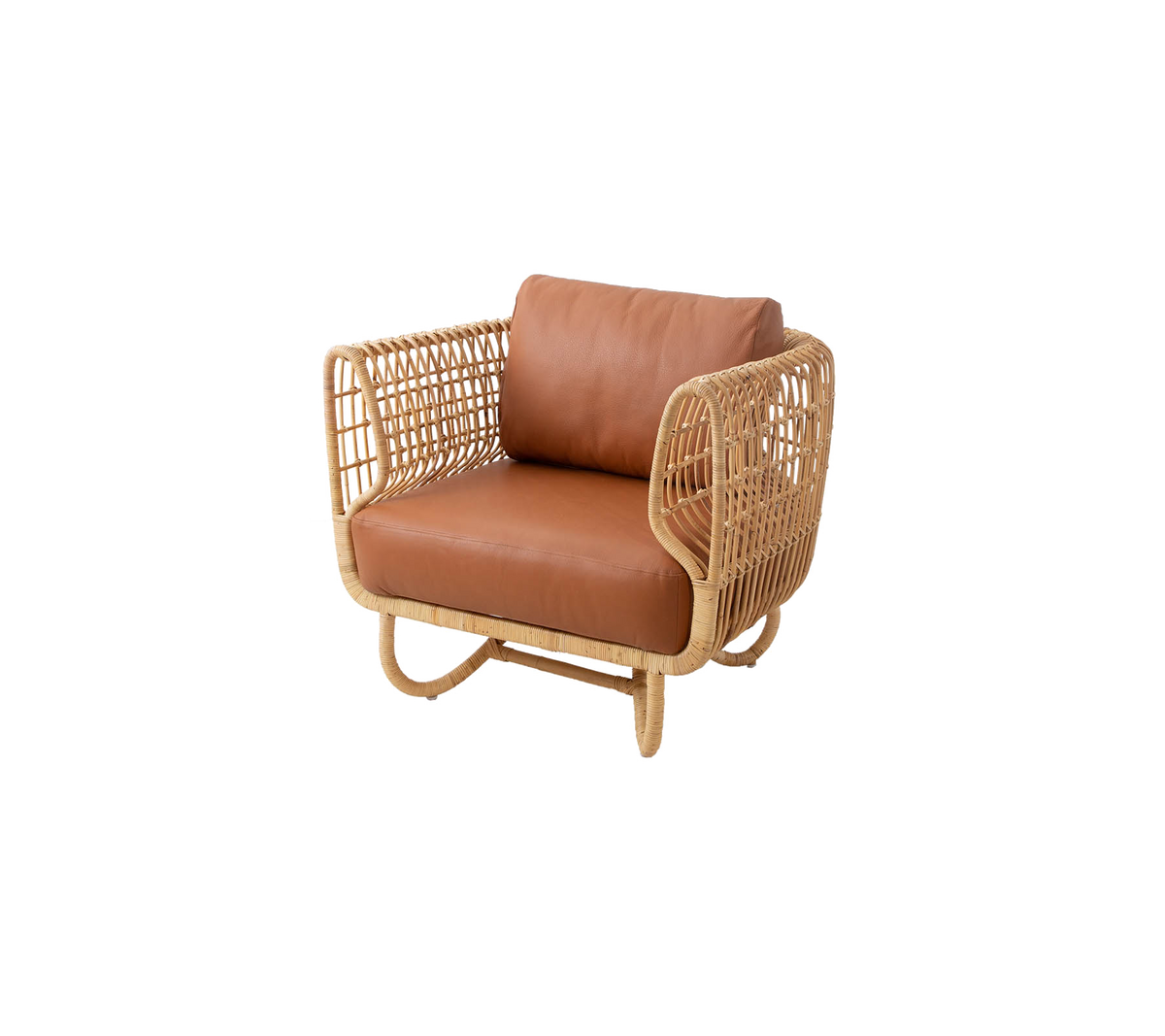 Fauteuil élégante avec cadre en rotin et coussin en cuir marron, alliant confort et éléments de design moderne.