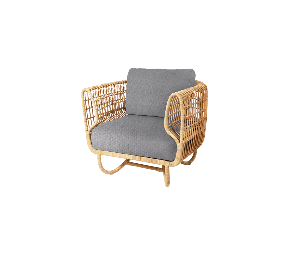 Fauteuil en rotin naturel avec un siège rembourré gris, présentant un design élégant et moderne, parfait pour un siège stylé.
