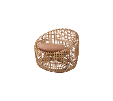 Chaise en rotin tissé avec un design arrondi et un siège rembourré marron, offrant une option de sièges élégante et confortable.