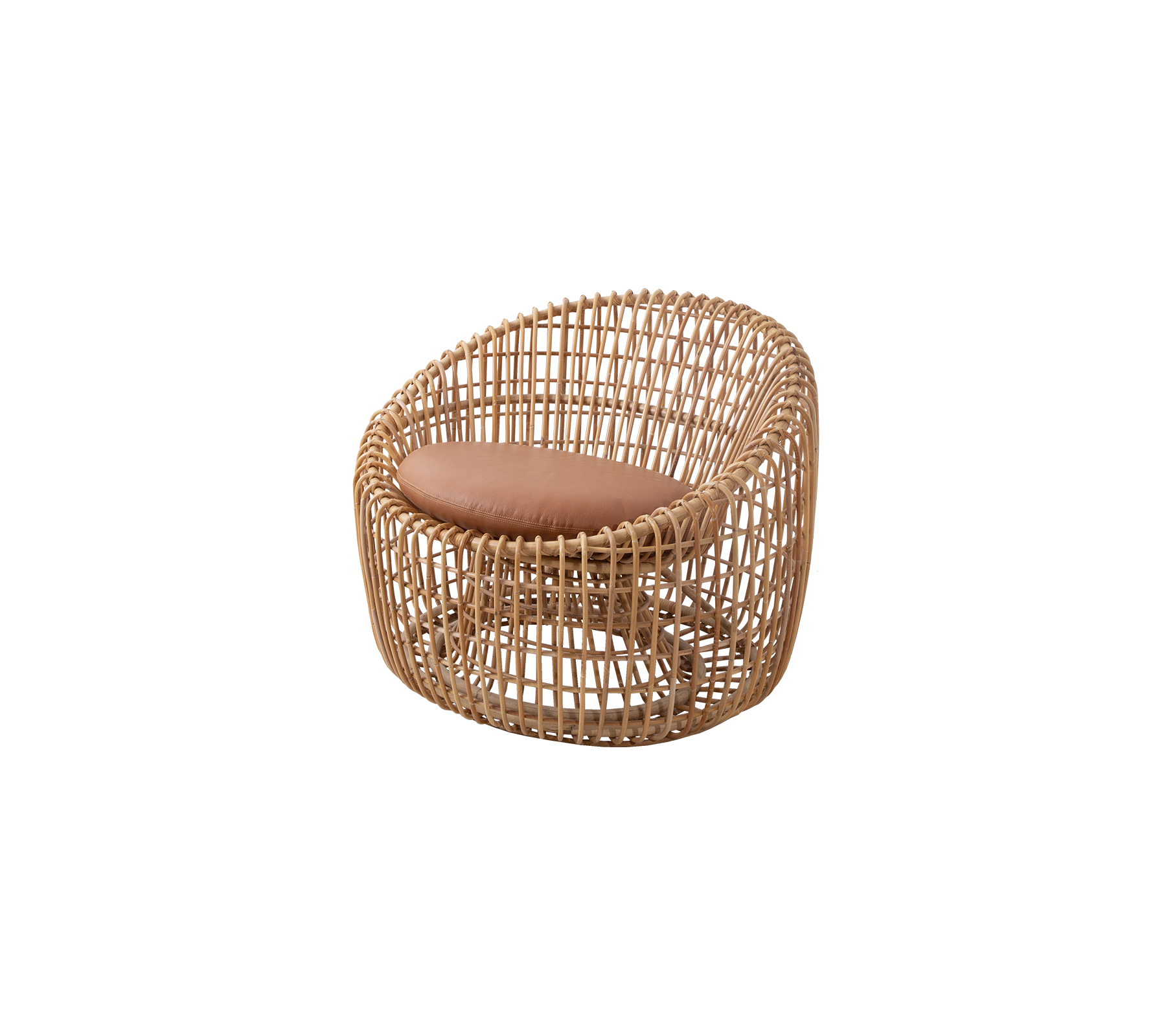 Chaise en rotin tissé avec un design arrondi et un siège rembourré marron, offrant une option de sièges élégante et confortable.