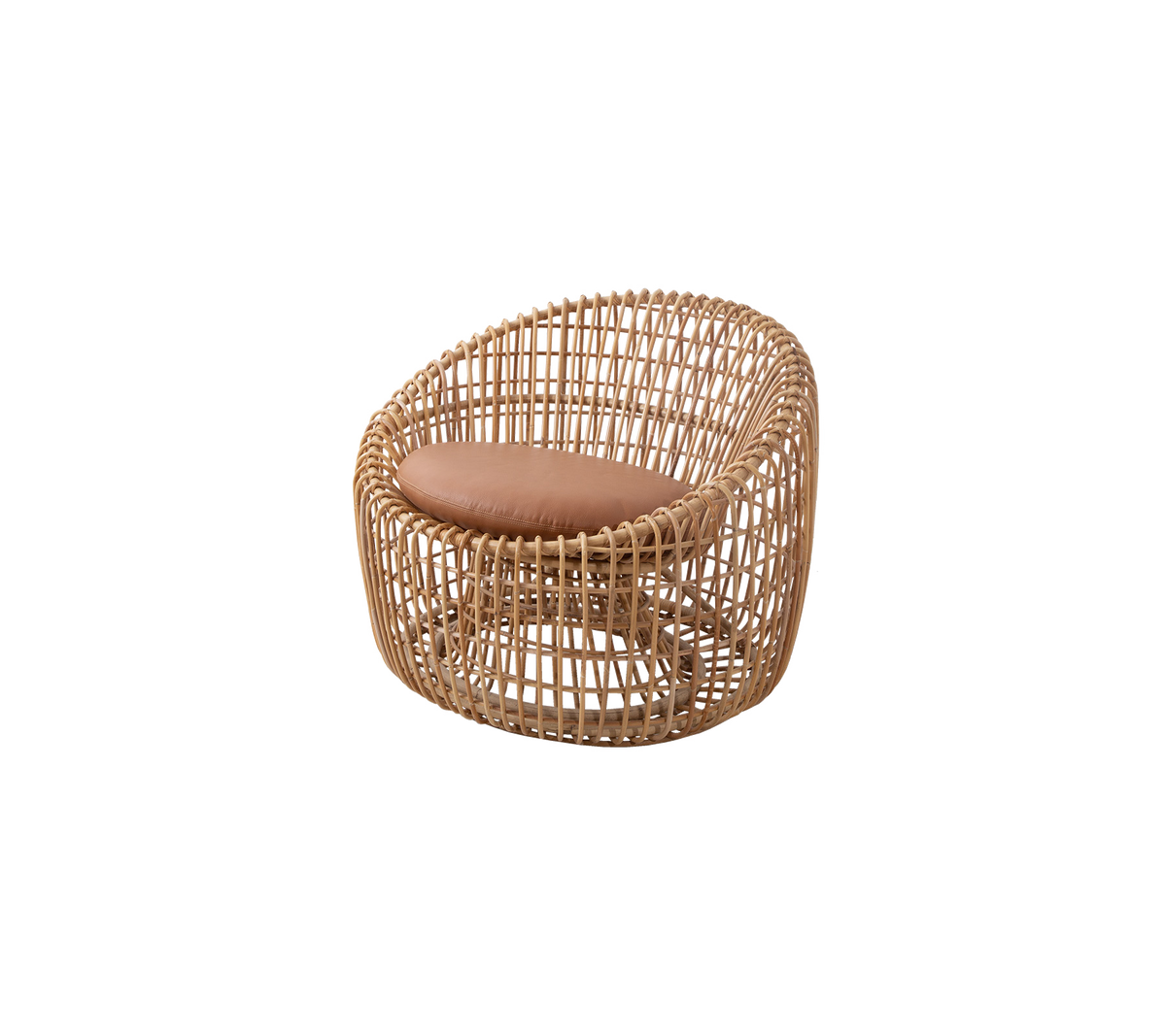 Chaise en rotin tissé avec un design arrondi et un siège rembourré marron, offrant une option de sièges élégante et confortable.