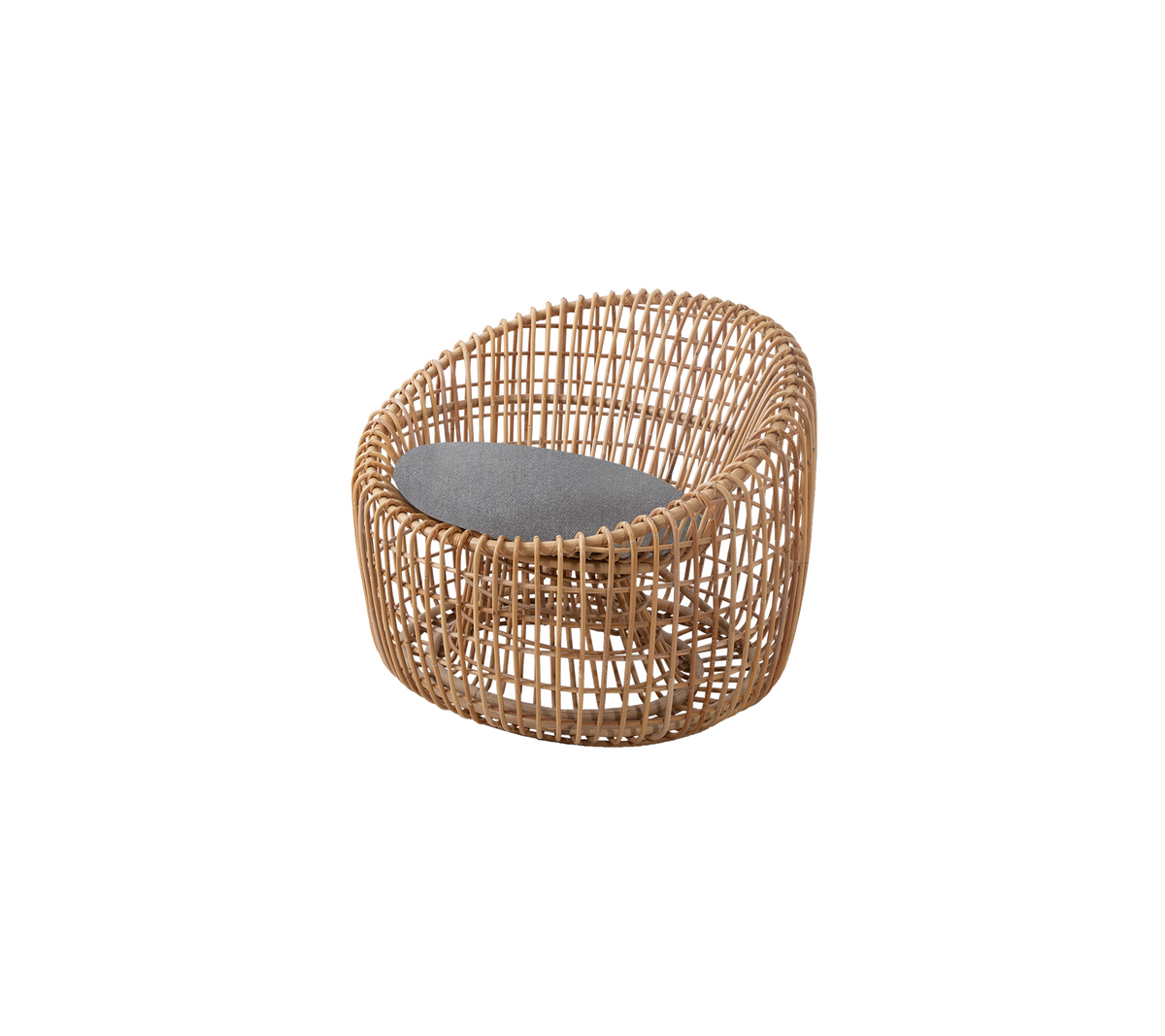 Une chaise en osier ronde avec un siège rembourré pour le confort, conçue avec une finition naturelle et une esthétique moderne.