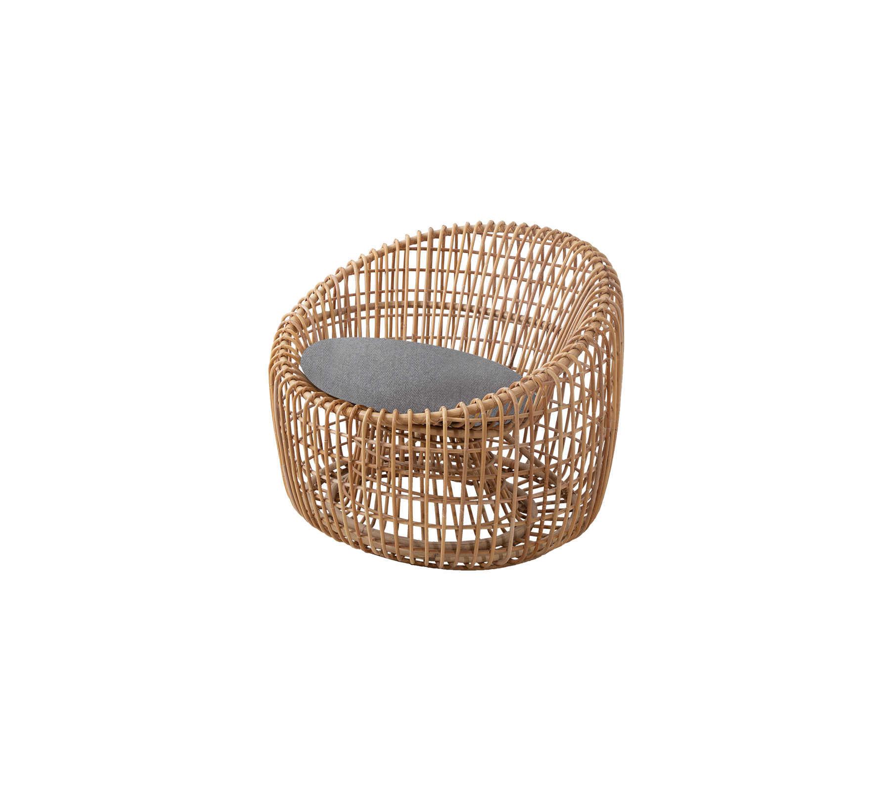 Une chaise en osier ronde avec un siège rembourré pour le confort, conçue avec une finition naturelle et une esthétique moderne.