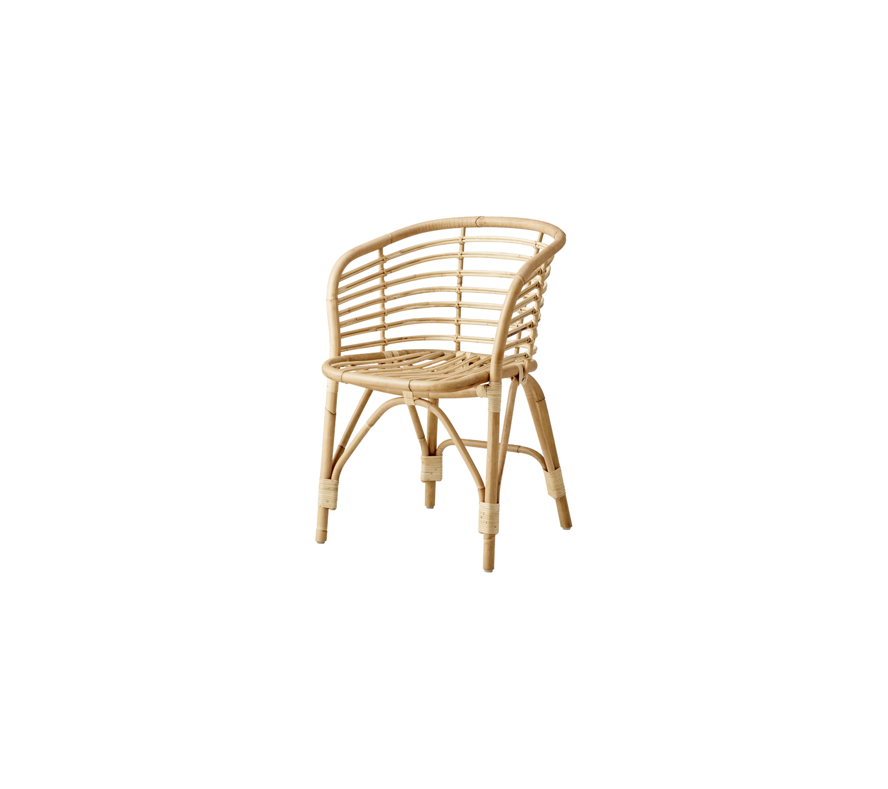 Fauteuil en rotin naturel au design incurvé et aux motifs tissés, offrant un look léger et aéré adapté à divers environnements.