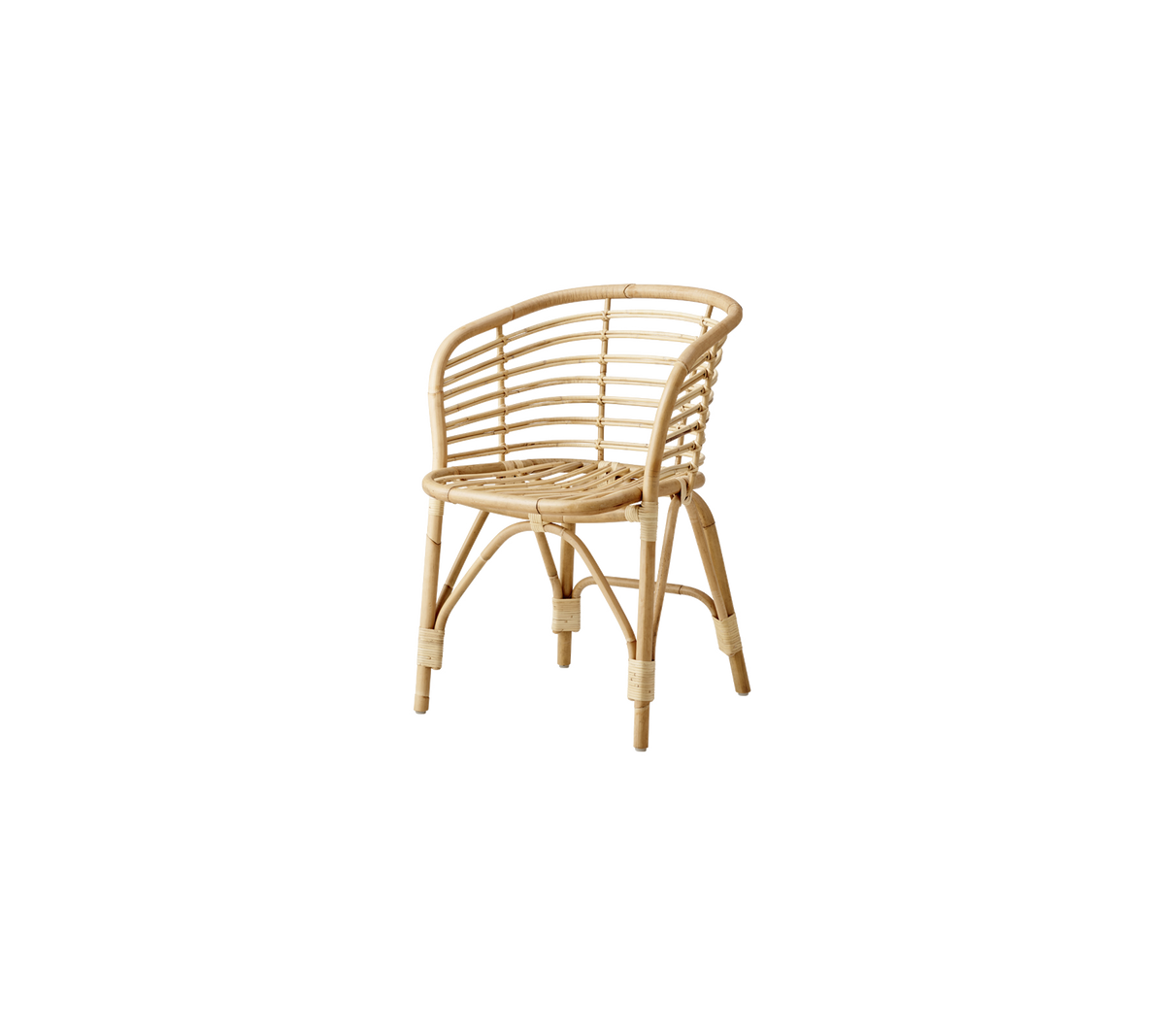 Fauteuil en rotin naturel au design incurvé et aux motifs tissés, offrant un look léger et aéré adapté à divers environnements.