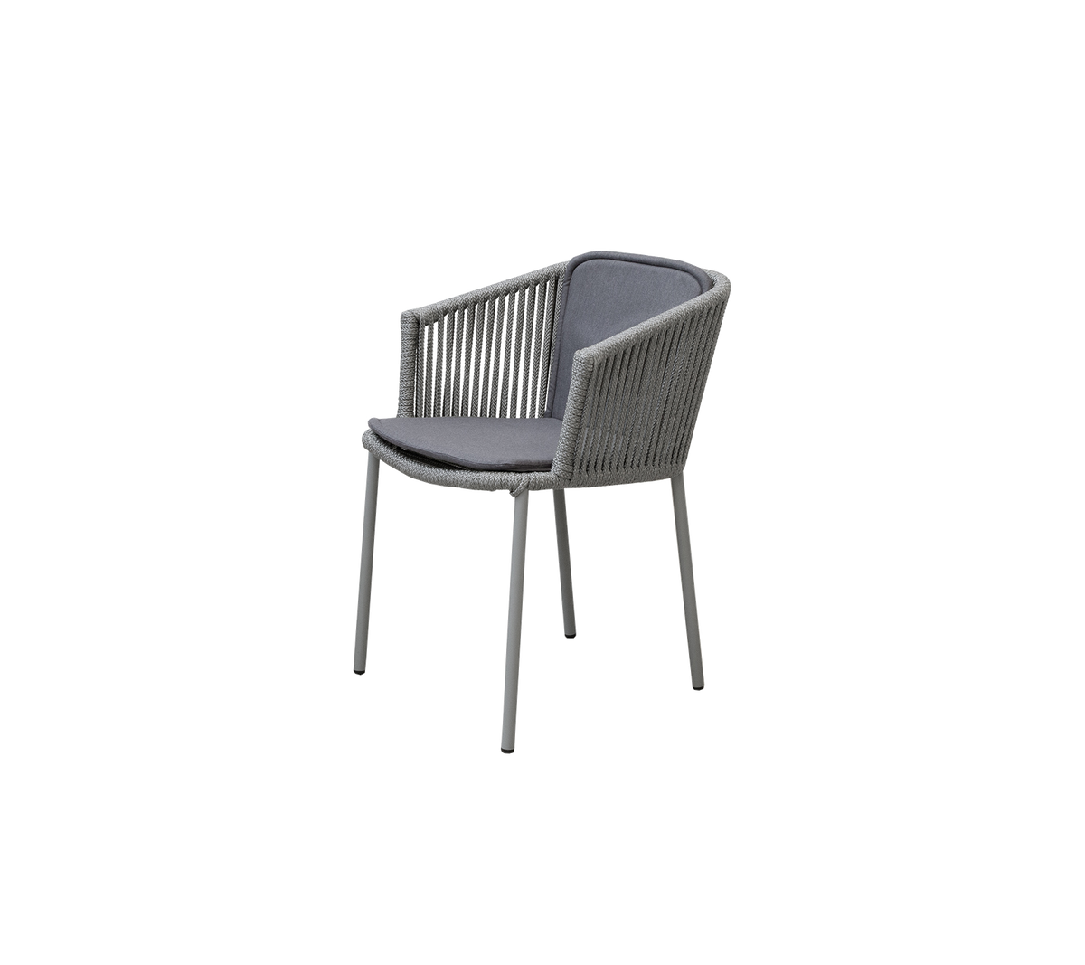 Chaise élégante au design moderne avec des détails tissés et un siège rembourré confortable dans une couleur neutre.